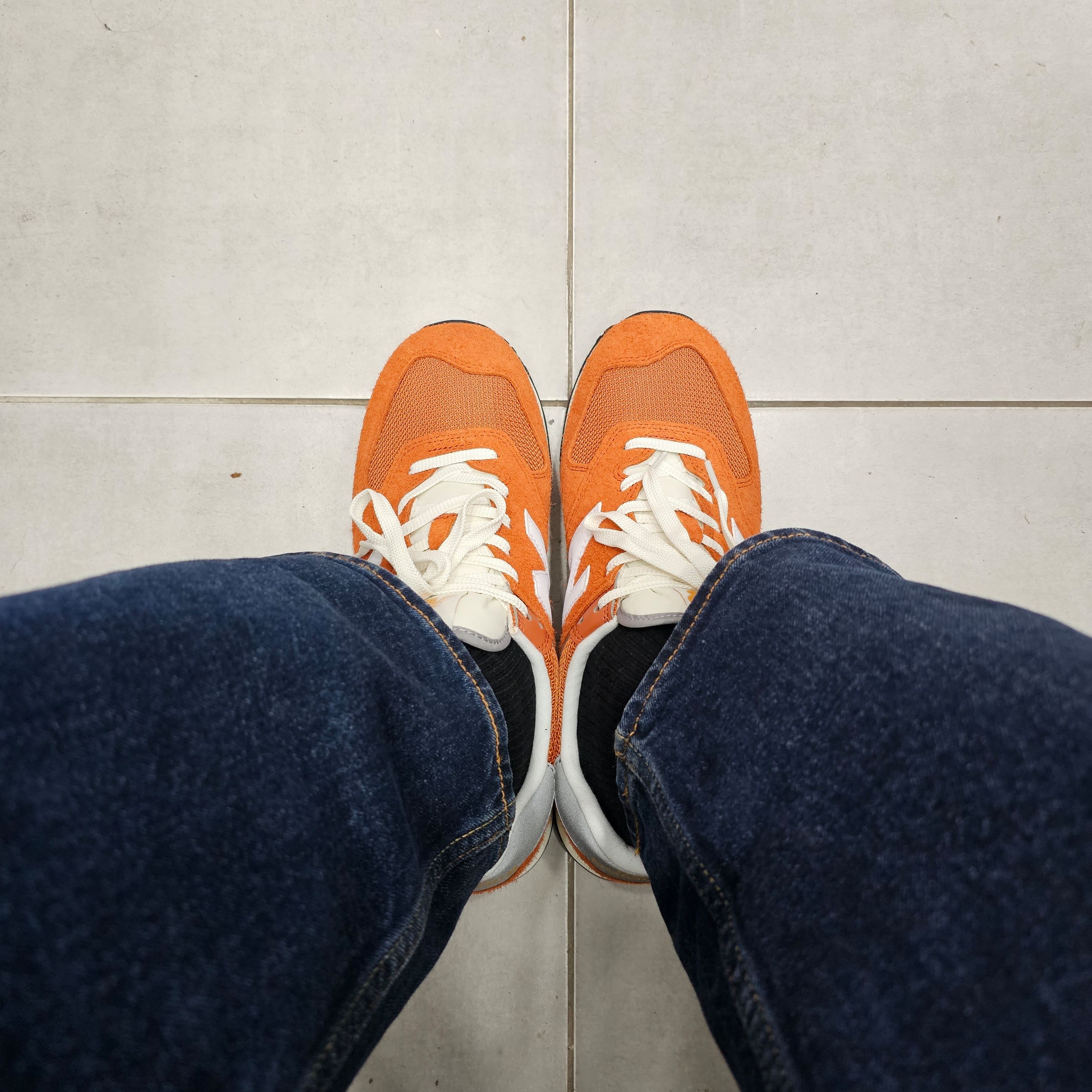 New Balance 574 Heritage Orange Burst White 착용 스타일