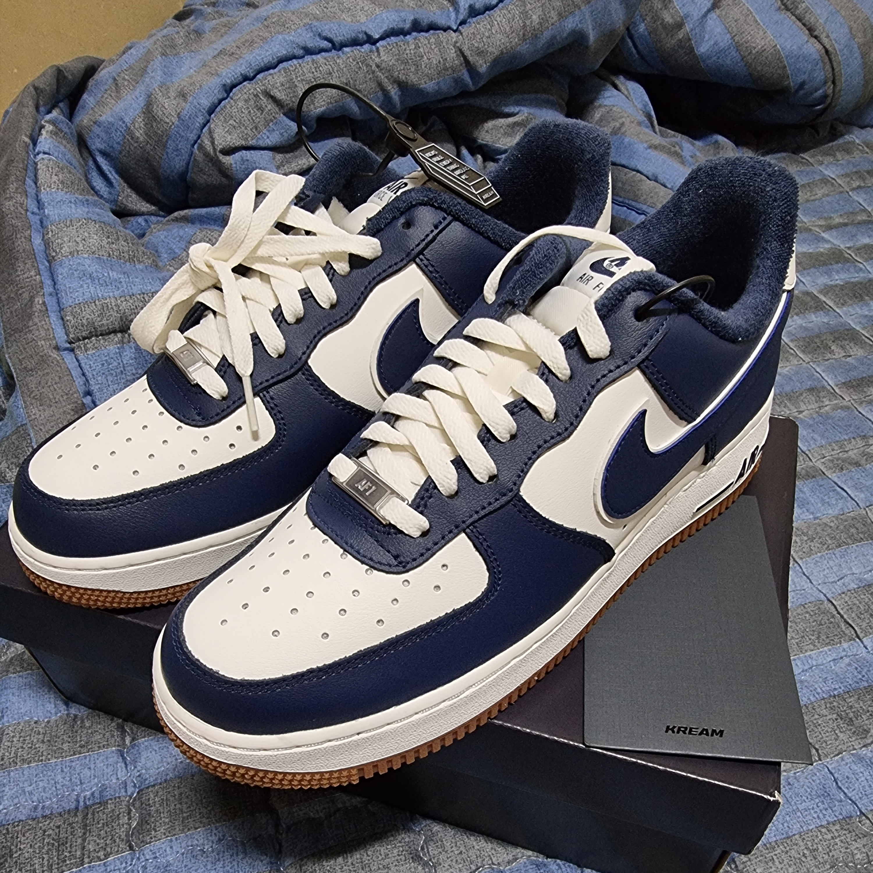 Nike Air Force 1 '07 LV8 Midnight Navy 착용 스타일
