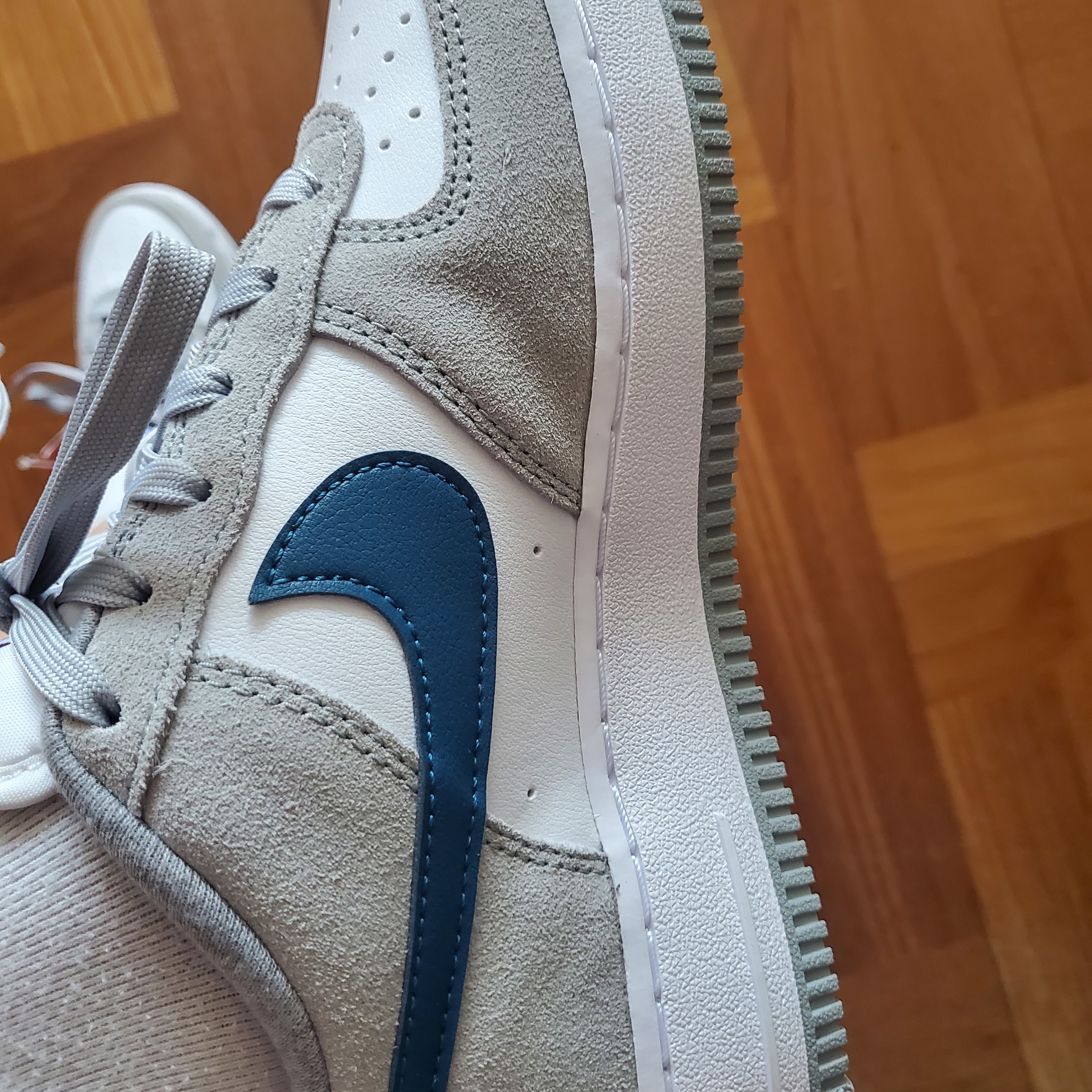 (GS) Nike Air Force 1 LV8 Athletic Club Light Smoke Grey Marina 착용 스타일 - 1