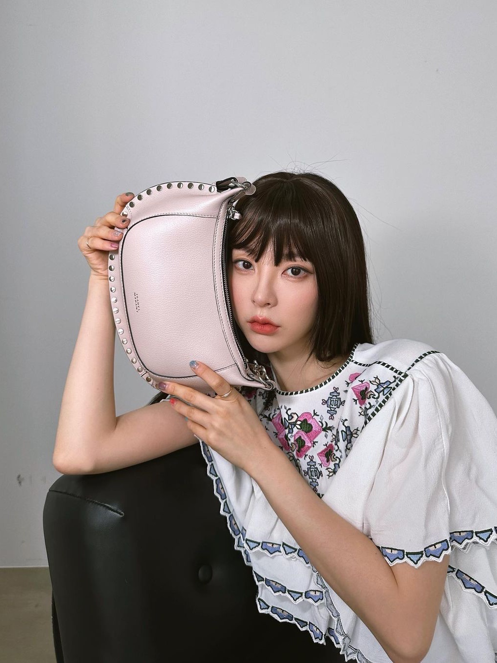 Isabel Marant Oskan Moon Grained Leather Shoulder Bag Pearl Rose - 23SS 착용 스타일 - 1
