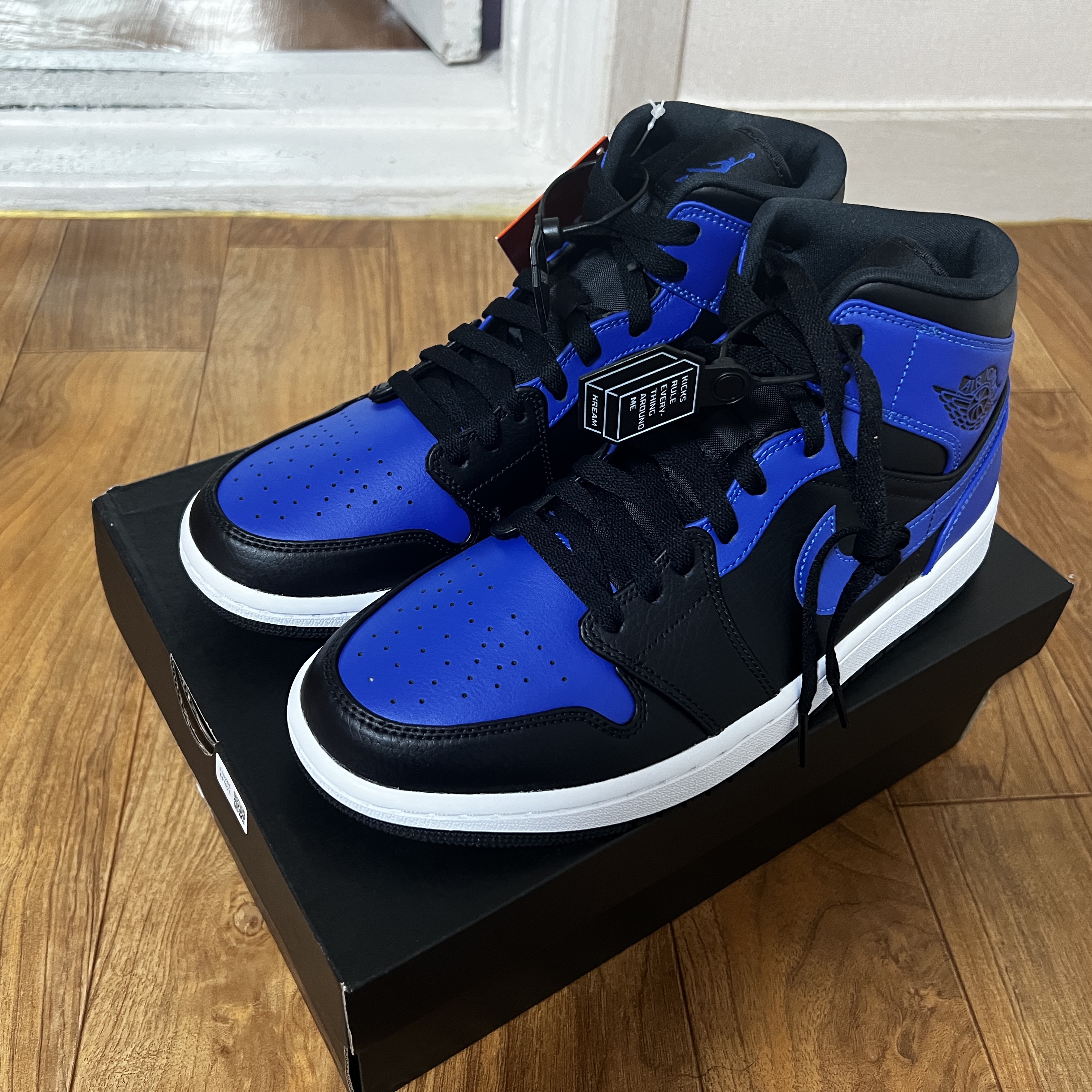 Jordan 1 Mid Black Hyper Royal 착용 스타일 - 1