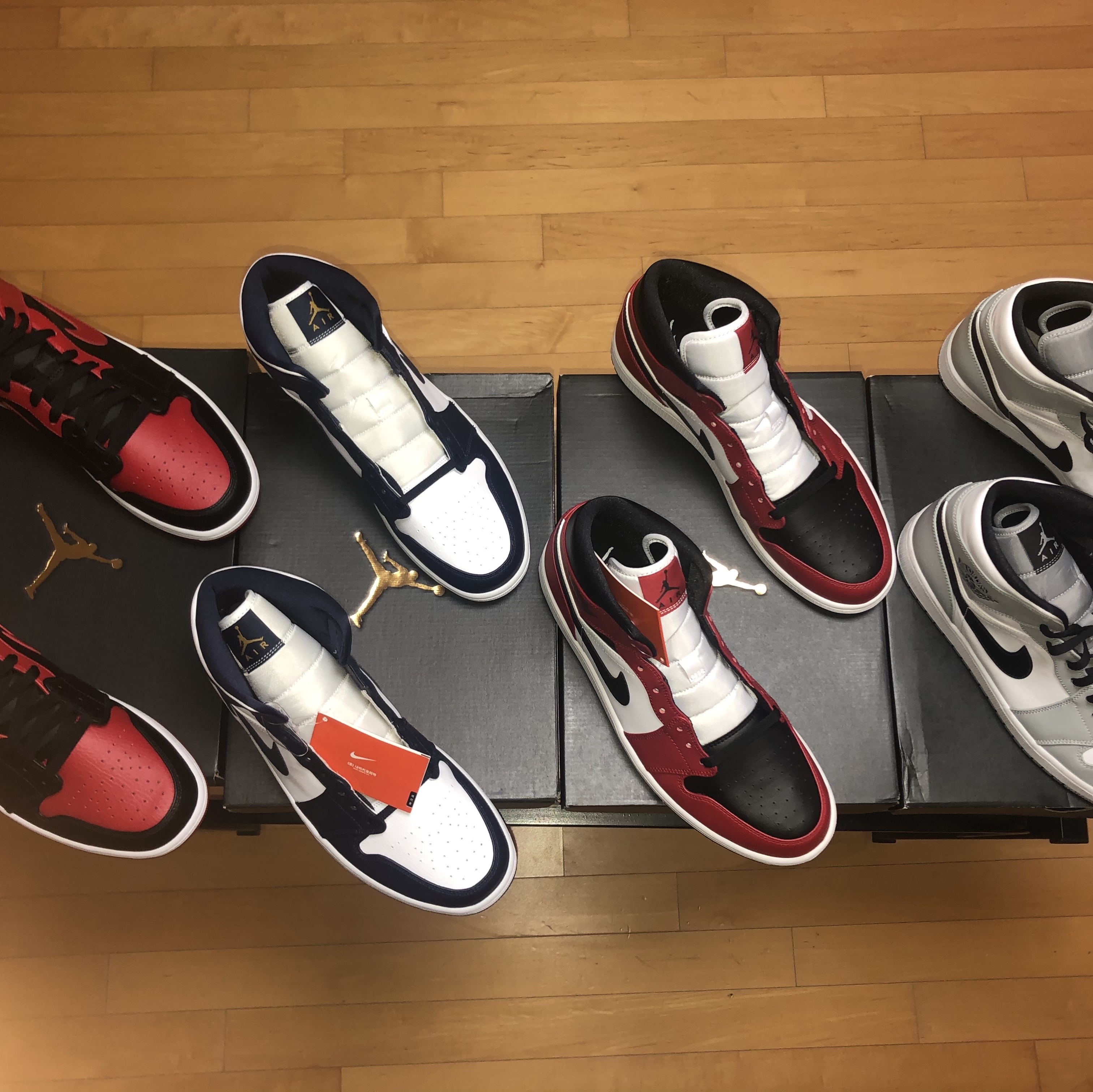 Jordan 1 Mid White Metallic Gold Obsidian, Jordan 1 Mid Chicago Black Toe 착용 스타일