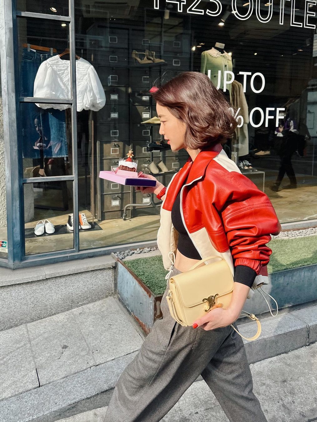 Celine Teen Triomphe Bag in Shiny Calfskin Soft Yellow 착용 스타일 - 1