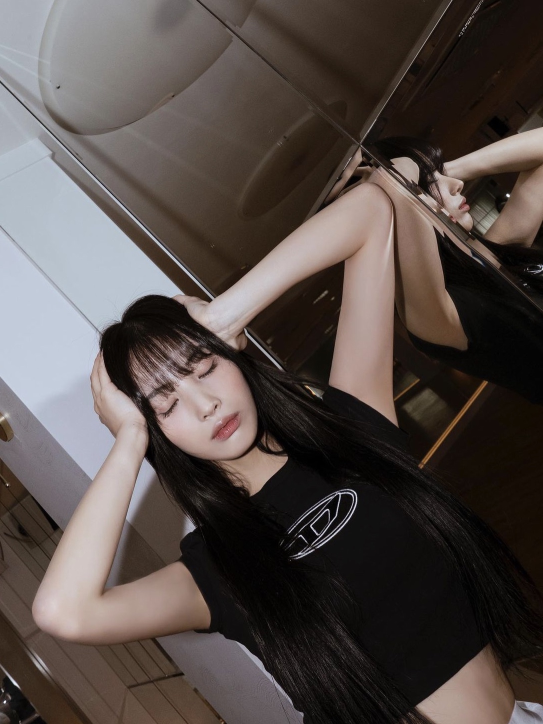 (W) Diesel T-Angie Peekaboo Logo T-Shirt Black 착용 스타일 - 2