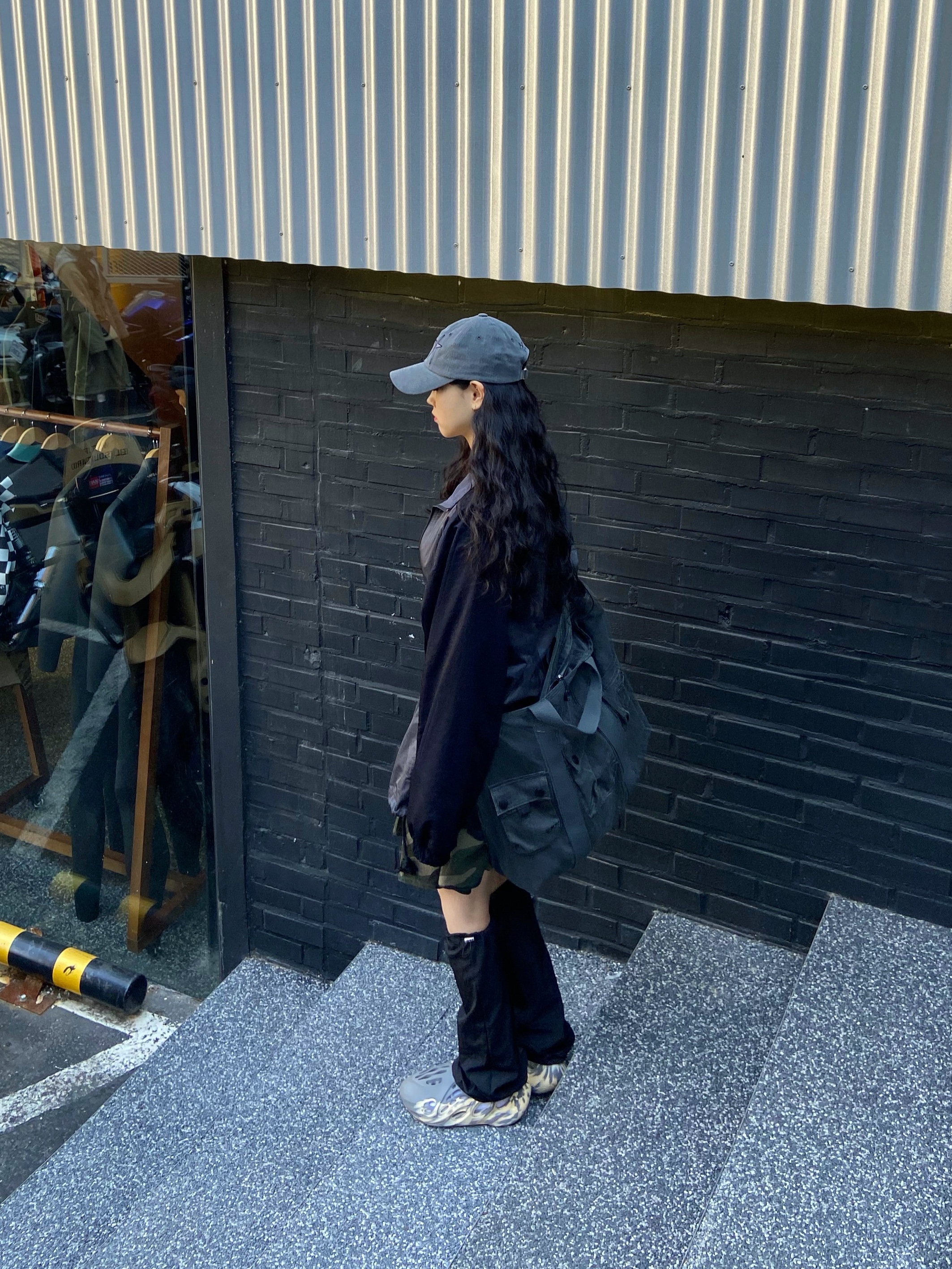 Adidas Yeezy Foam RNNR MXT Moon Gray 착용 스타일 - 2