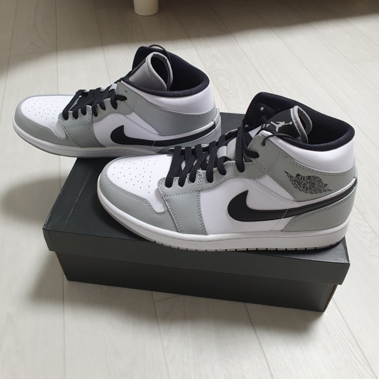 Jordan 1 Mid Light Smoke Grey 착용 스타일