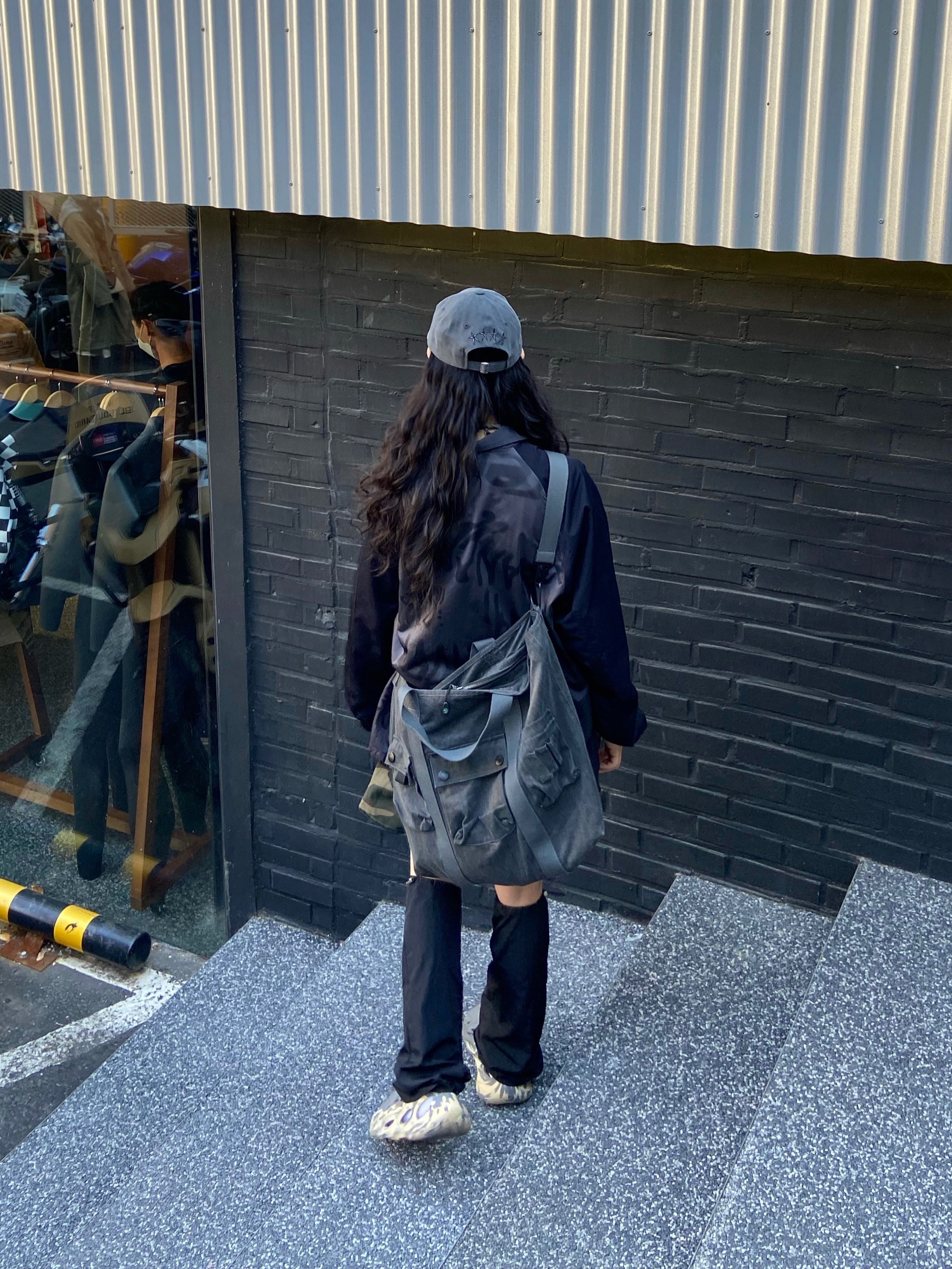 Adidas Yeezy Foam RNNR MXT Moon Gray 착용 스타일 - 4