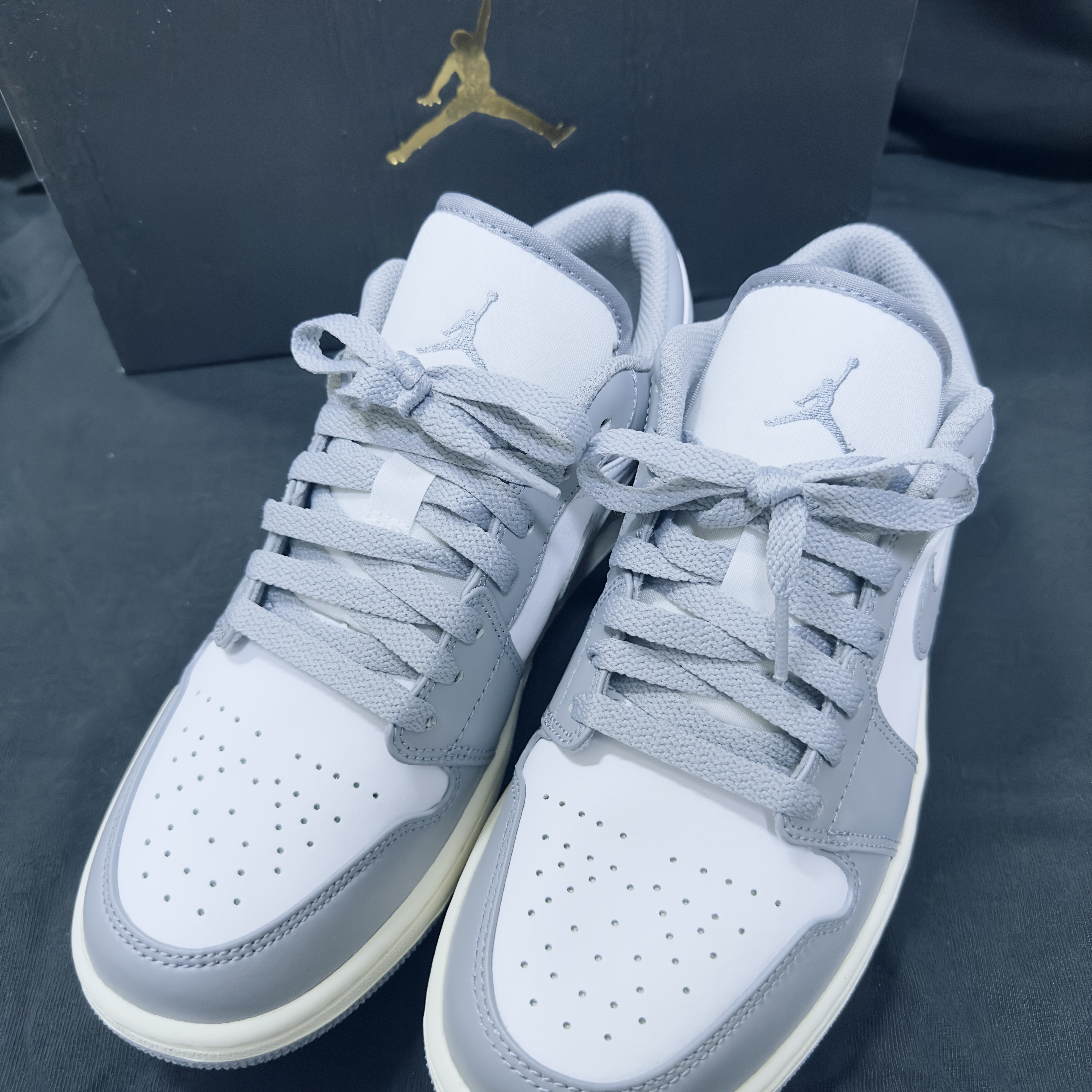 Jordan 1 Low Stealth and White 착용 스타일