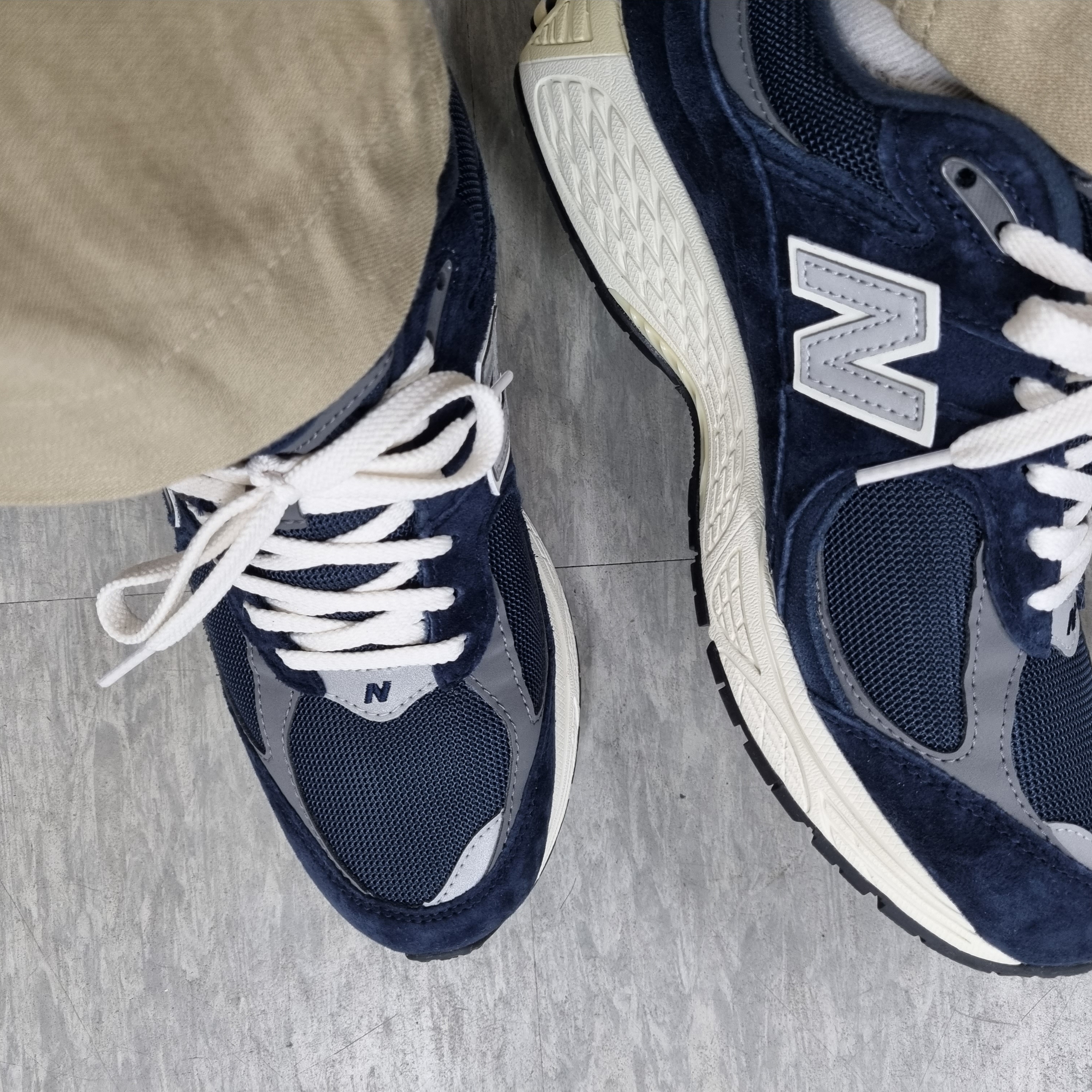 New Balance 2002R Eclipse Castlerock 착용 스타일