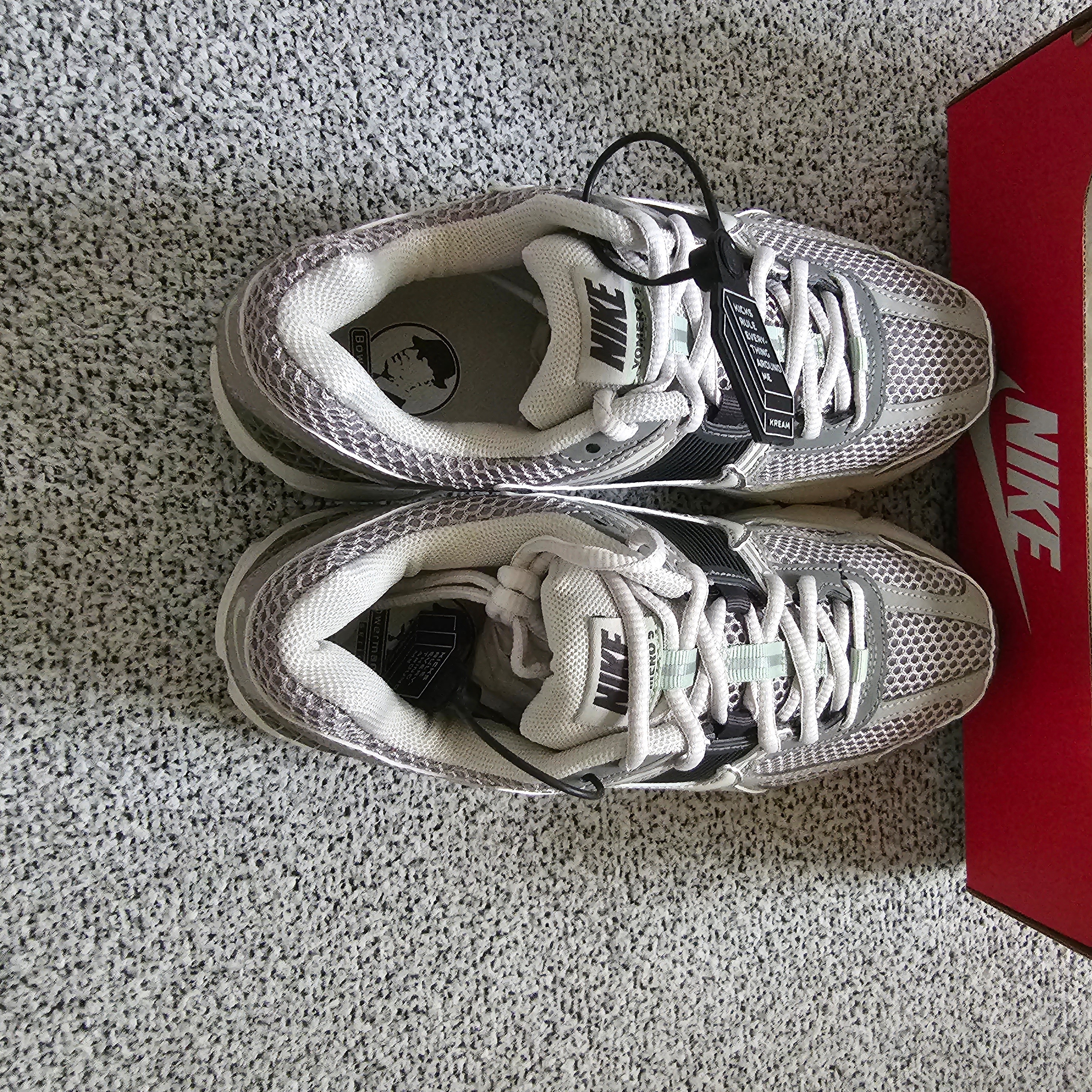 (W) Nike Zoom Vomero 5 Cobblestone and Flat Pewter 착용 스타일 - 1