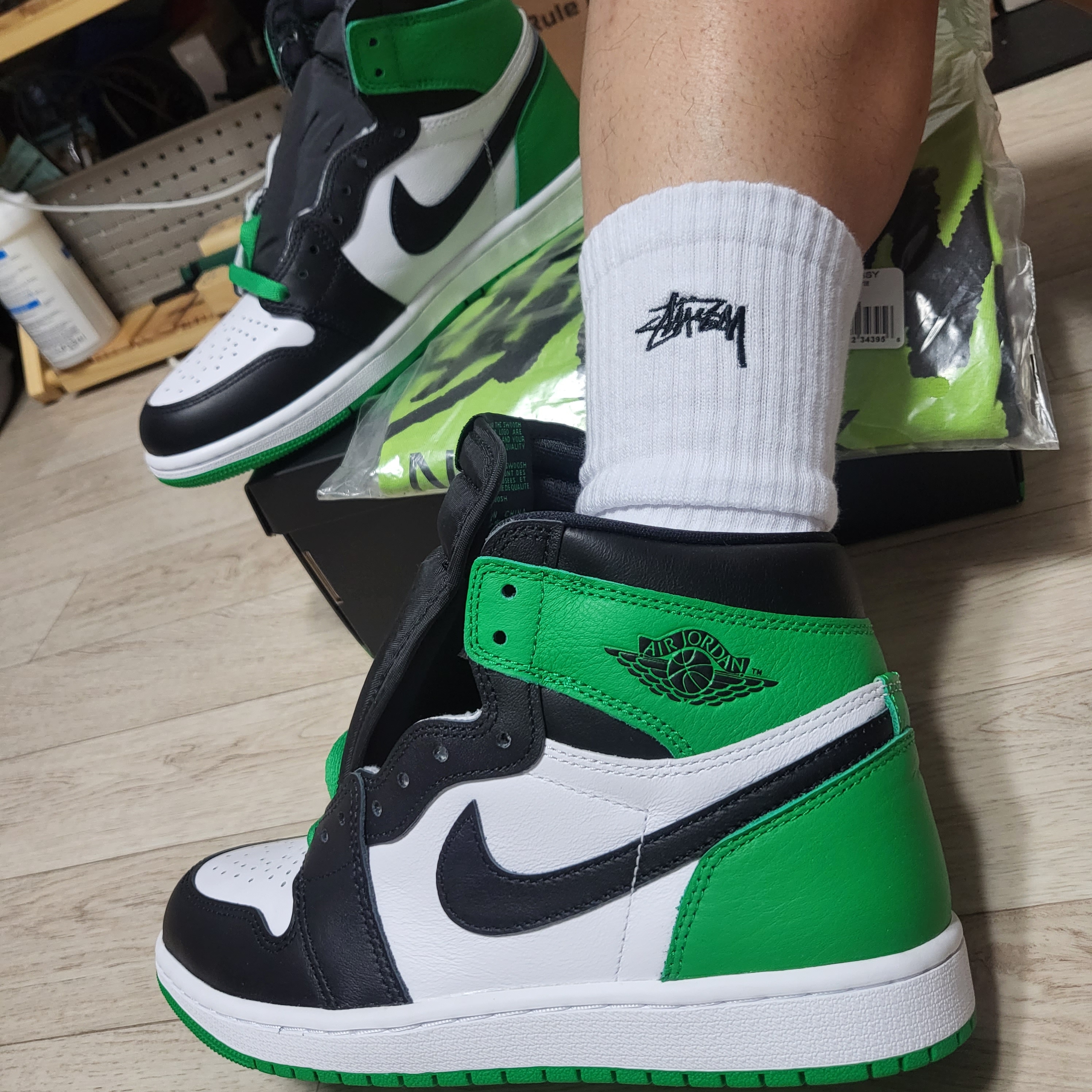 Jordan 1 Retro High OG Black and Lucky Green, Stussy Small Stock Crew Socks White (3 Pack) 착용 스타일 - 1