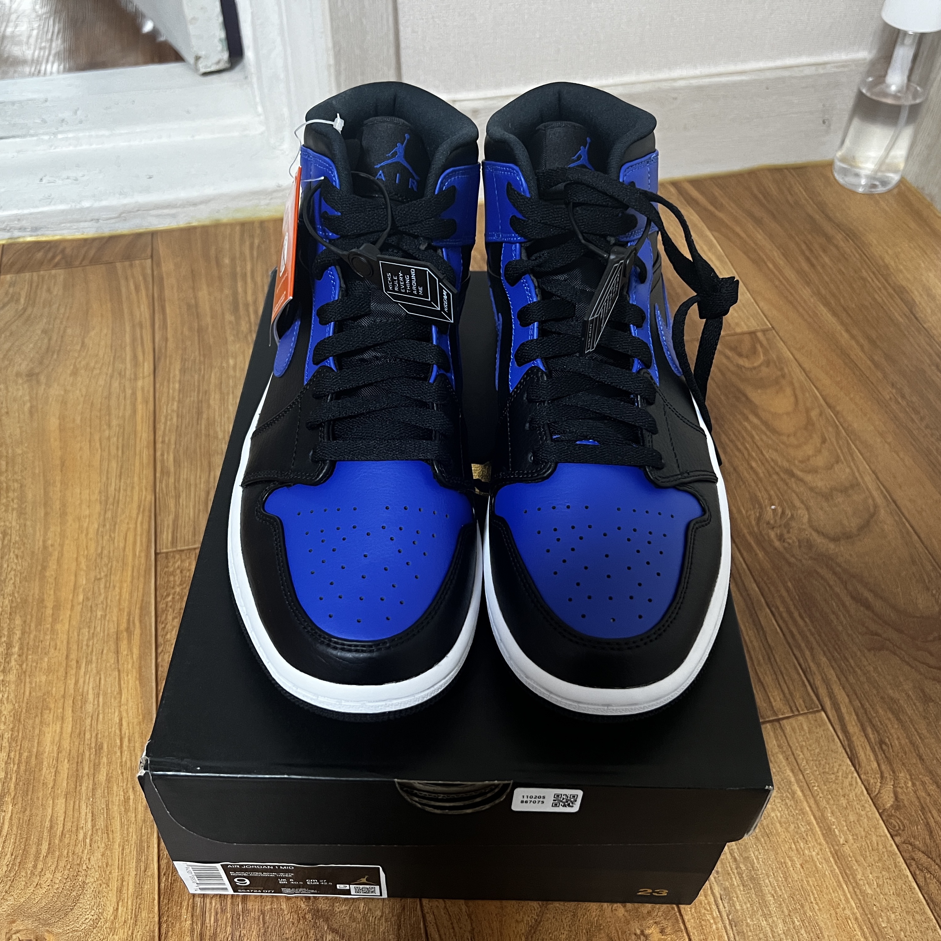 Jordan 1 Mid Black Hyper Royal 착용 스타일 - 2