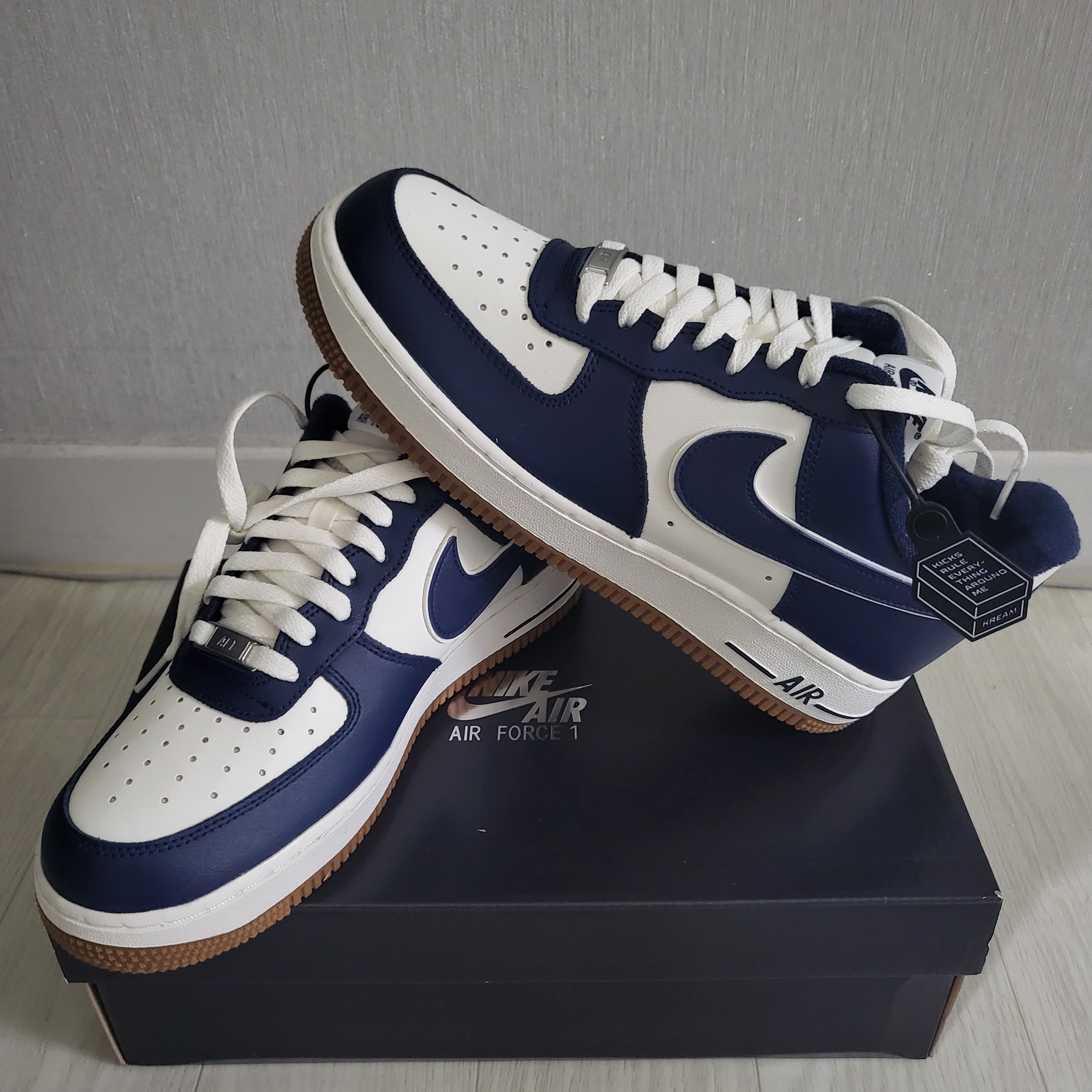 Nike Air Force 1 '07 LV8 Midnight Navy 착용 스타일