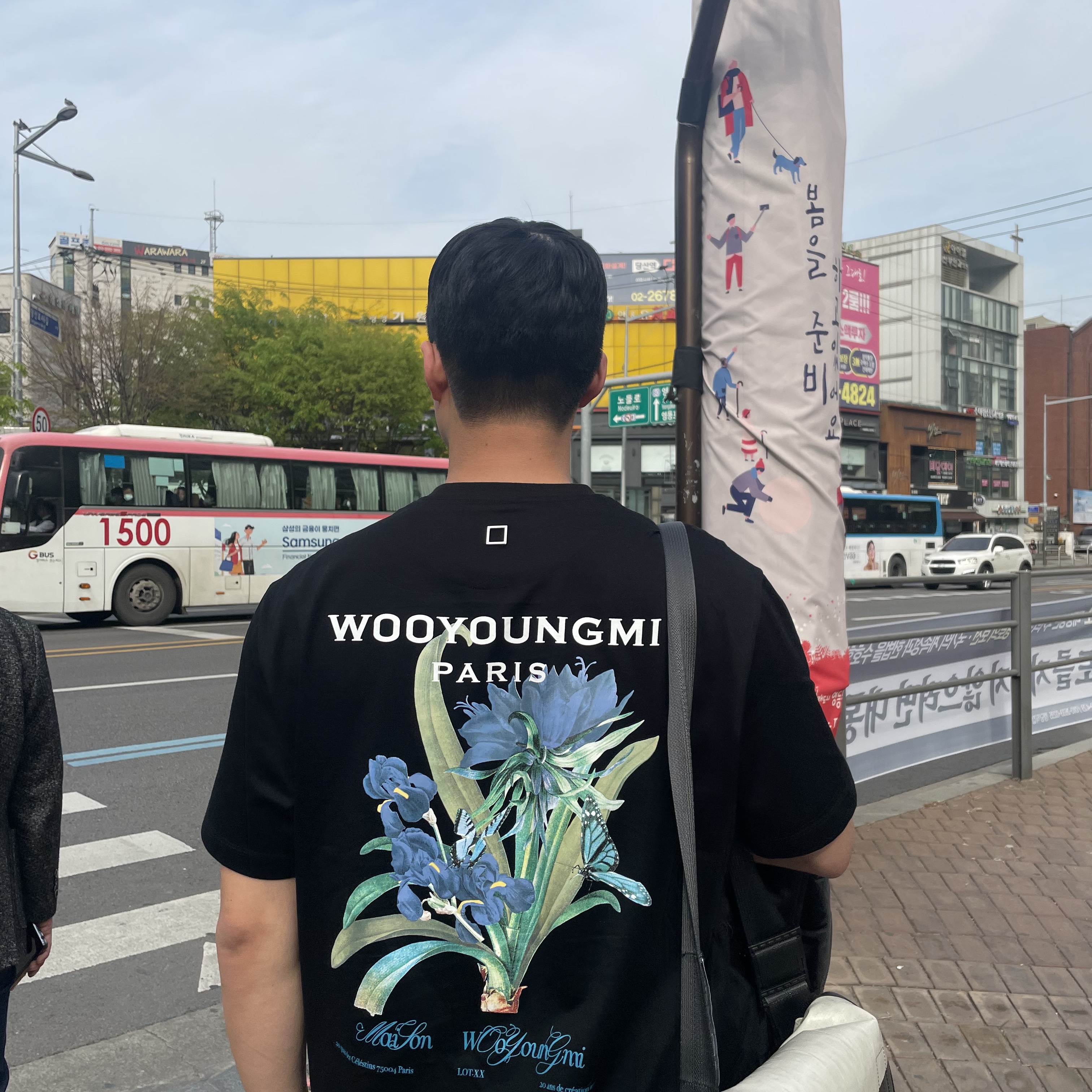 Wooyoungmi Flower Print Back Logo T-Shirt Black - 23SS 착용 스타일