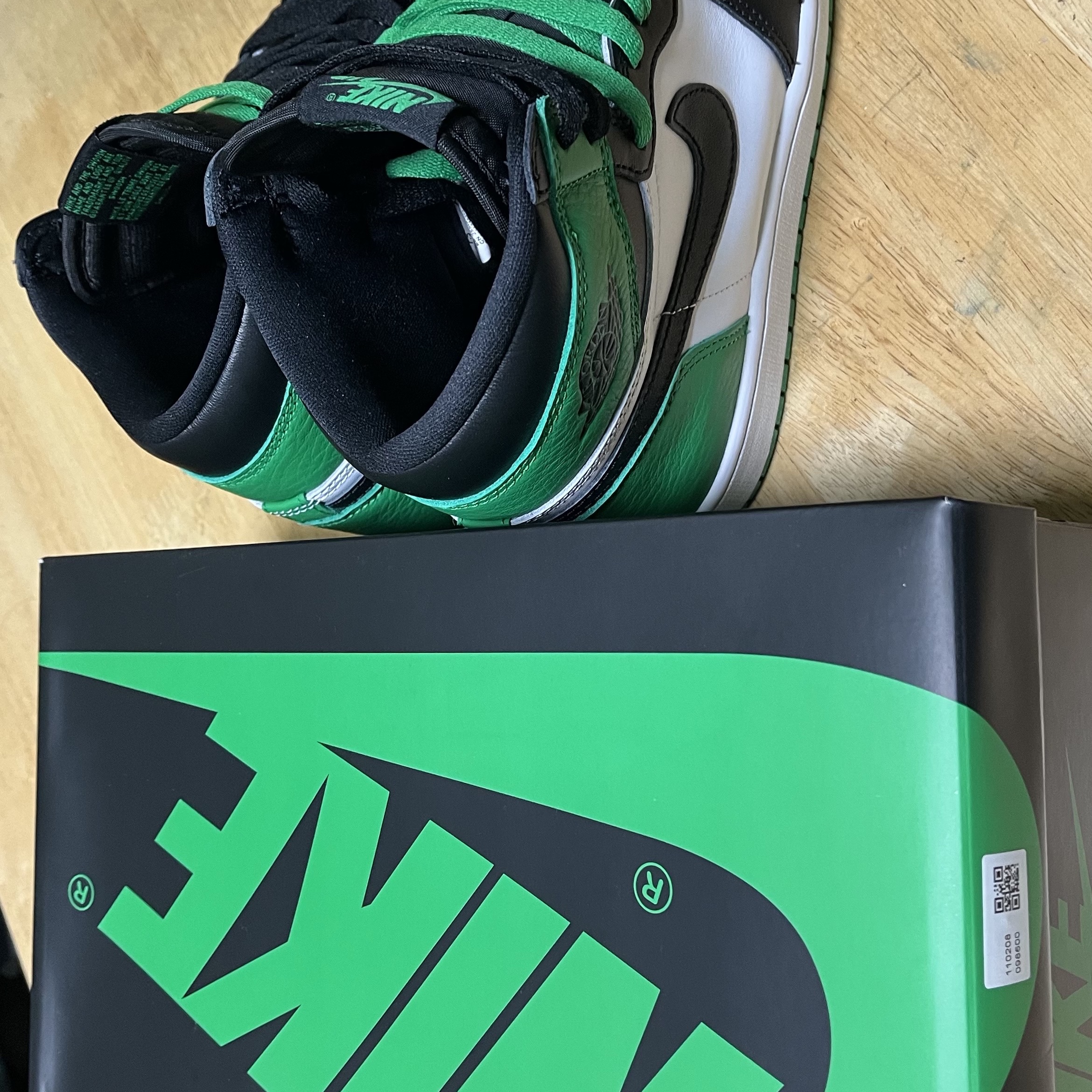 Jordan 1 Retro High OG Black and Lucky Green 착용 스타일