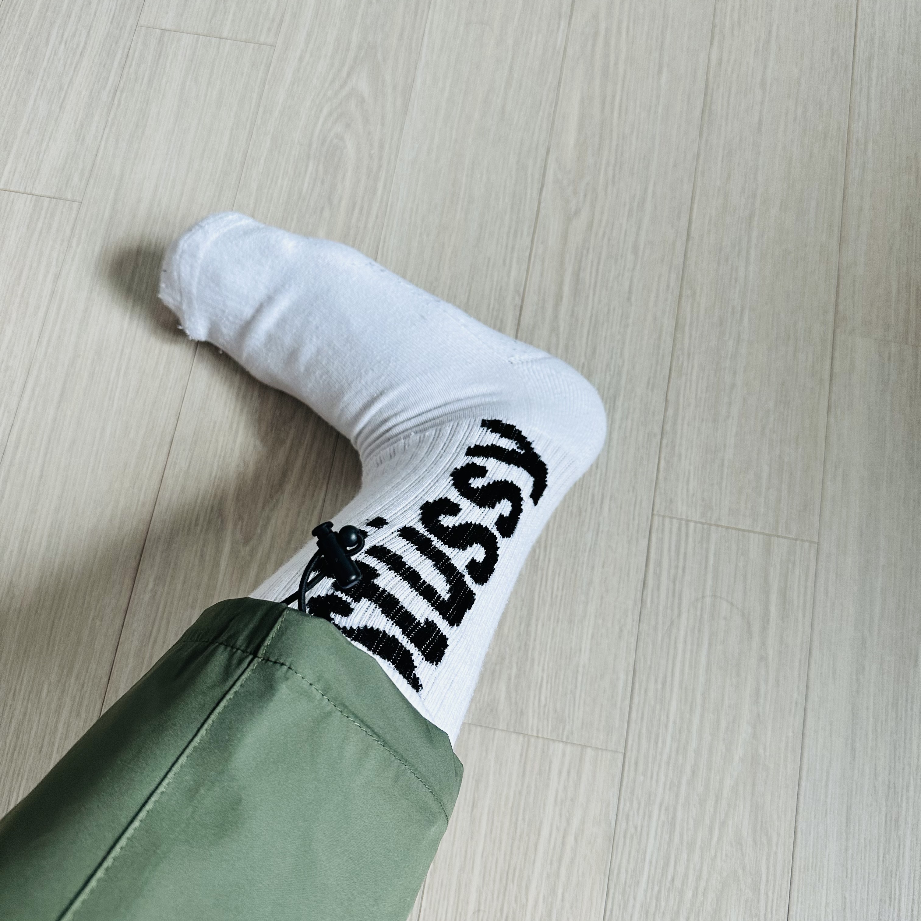 Stussy Helvetica Crew Socks White Black 착용 스타일