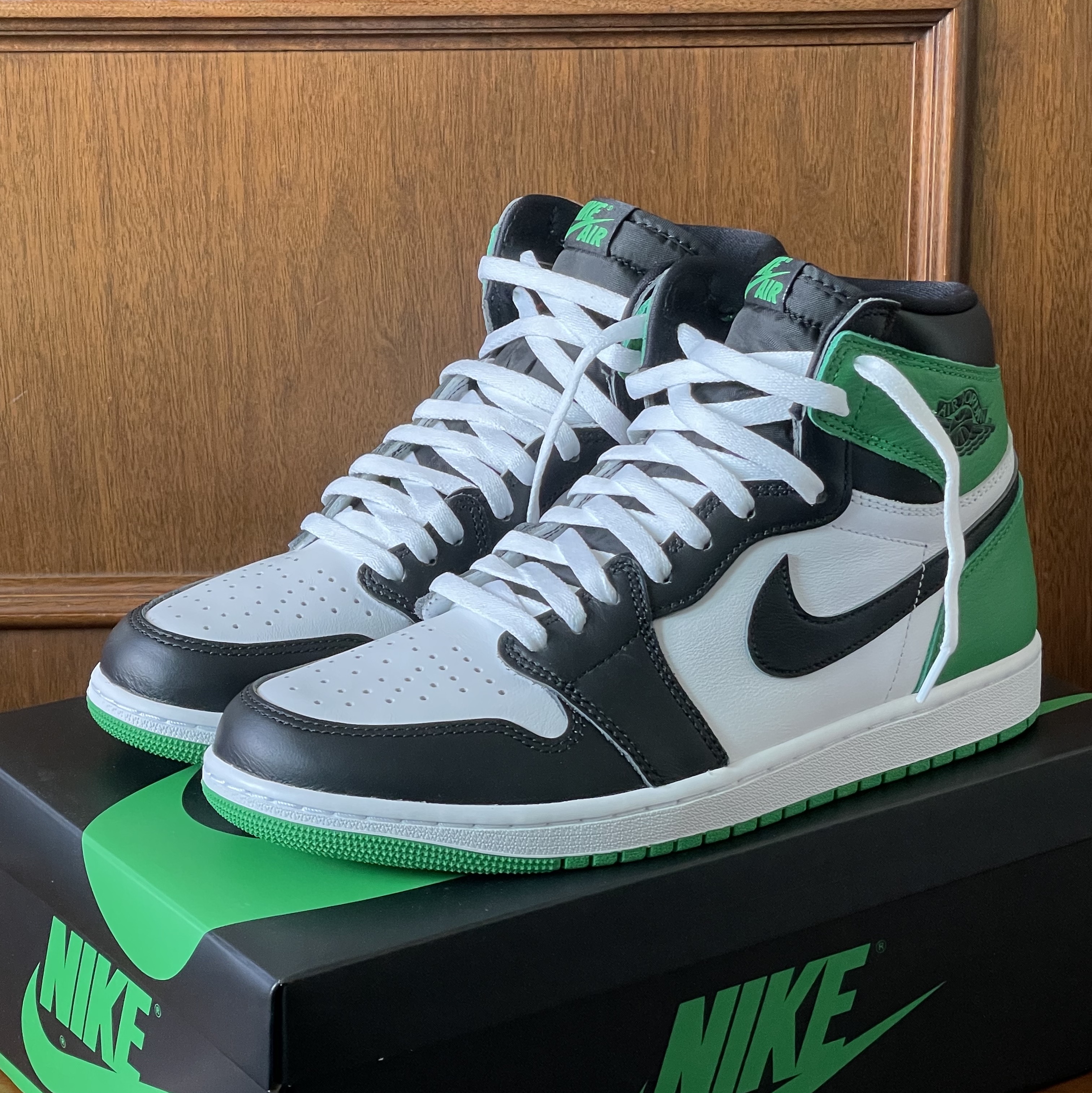 Jordan 1 Retro High OG Black and Lucky Green 착용 스타일 - 2