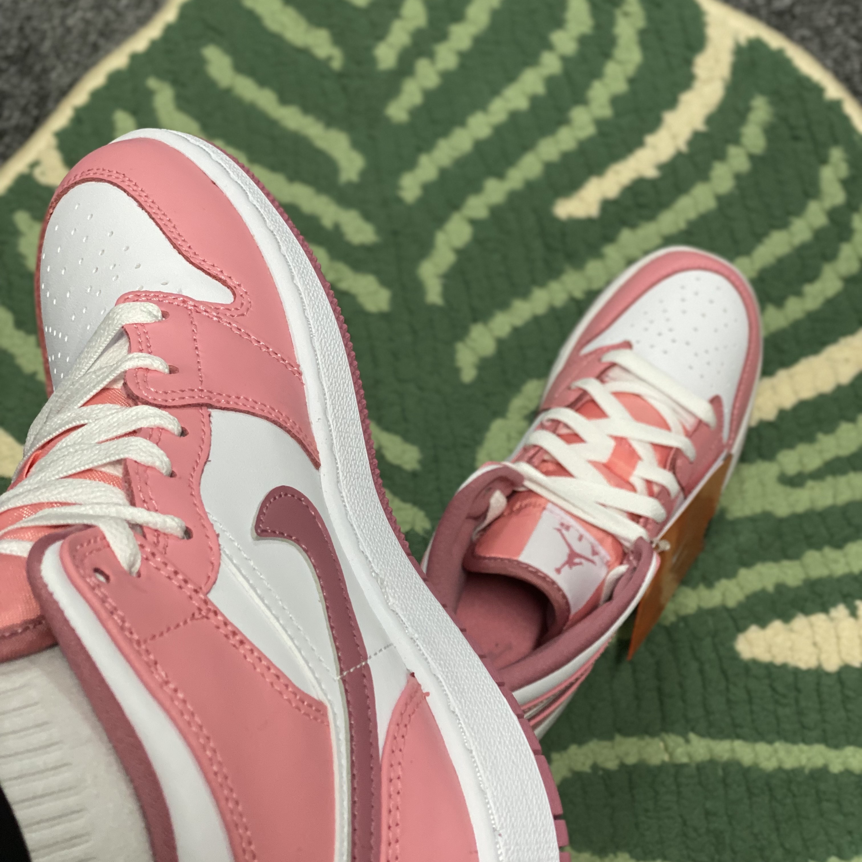 (GS) Jordan 1 Mid Coral Chalk Desert Berry 착용 스타일 - 4