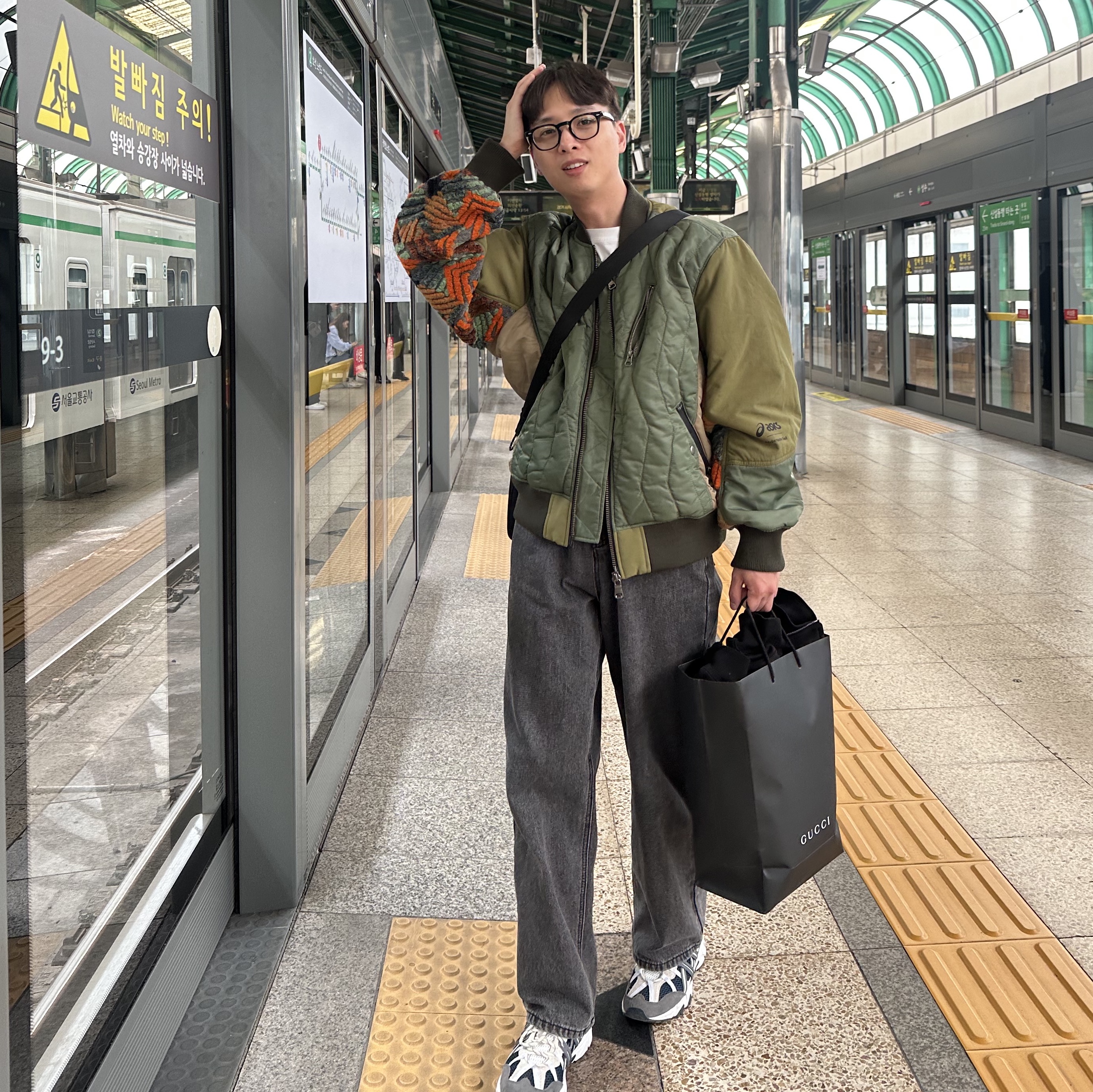 Andersson Bell x Asics Contrast Quilting Bomber Jacket Khaki 착용 스타일 - 2