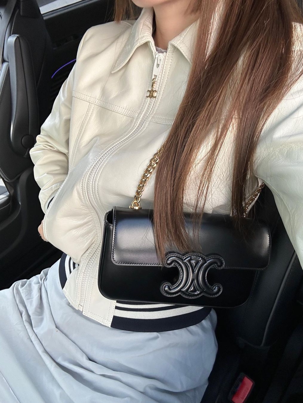 Celine Chain Shoulder Bag Cuir Triomphe in Shiny Calfskin Black, Celine Chain Shoulder Bag Triomphe In Shiny Calfskin Black 착용 스타일 - 2