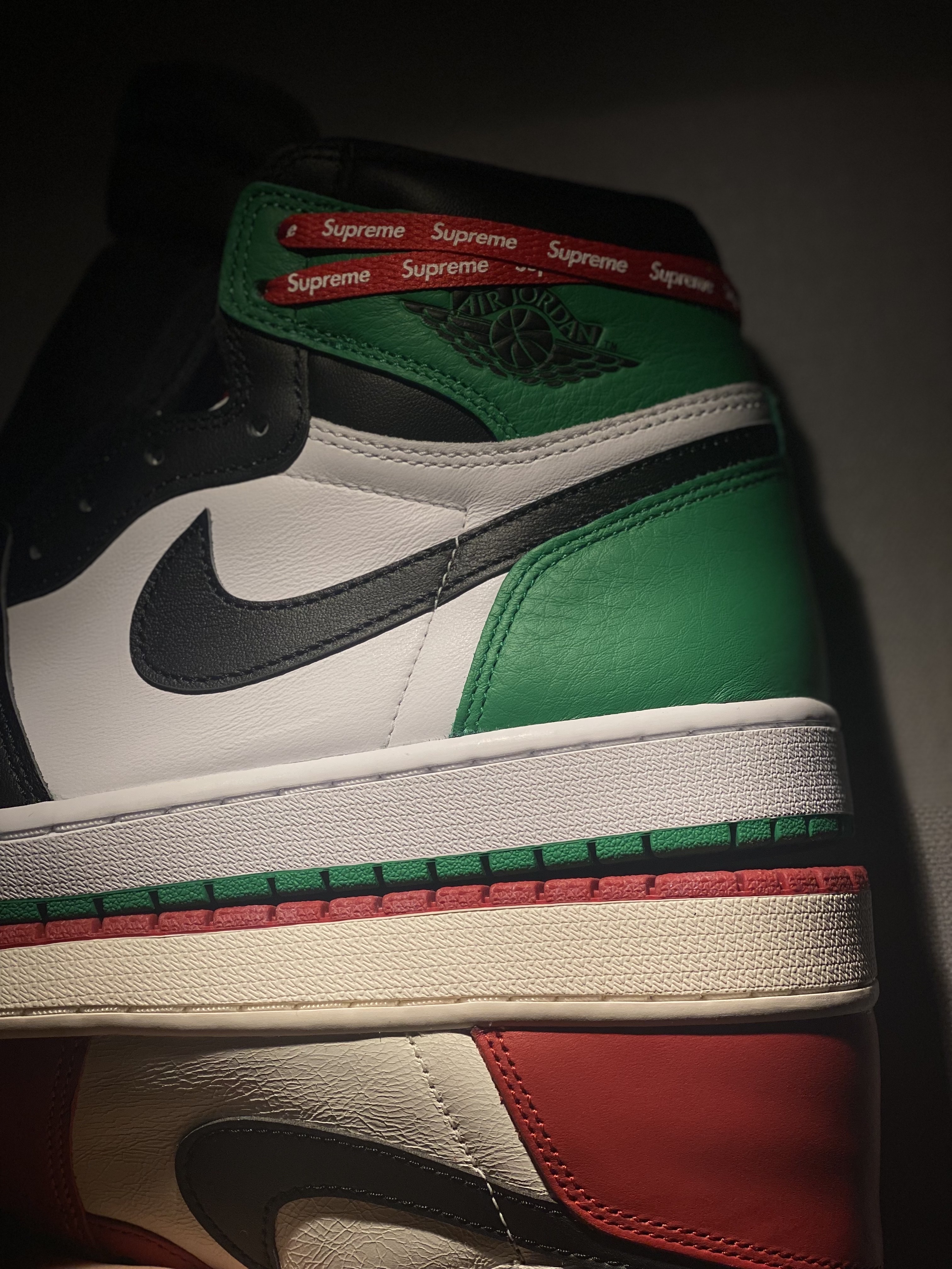 Jordan 1 Retro High OG Black and Lucky Green 착용 스타일