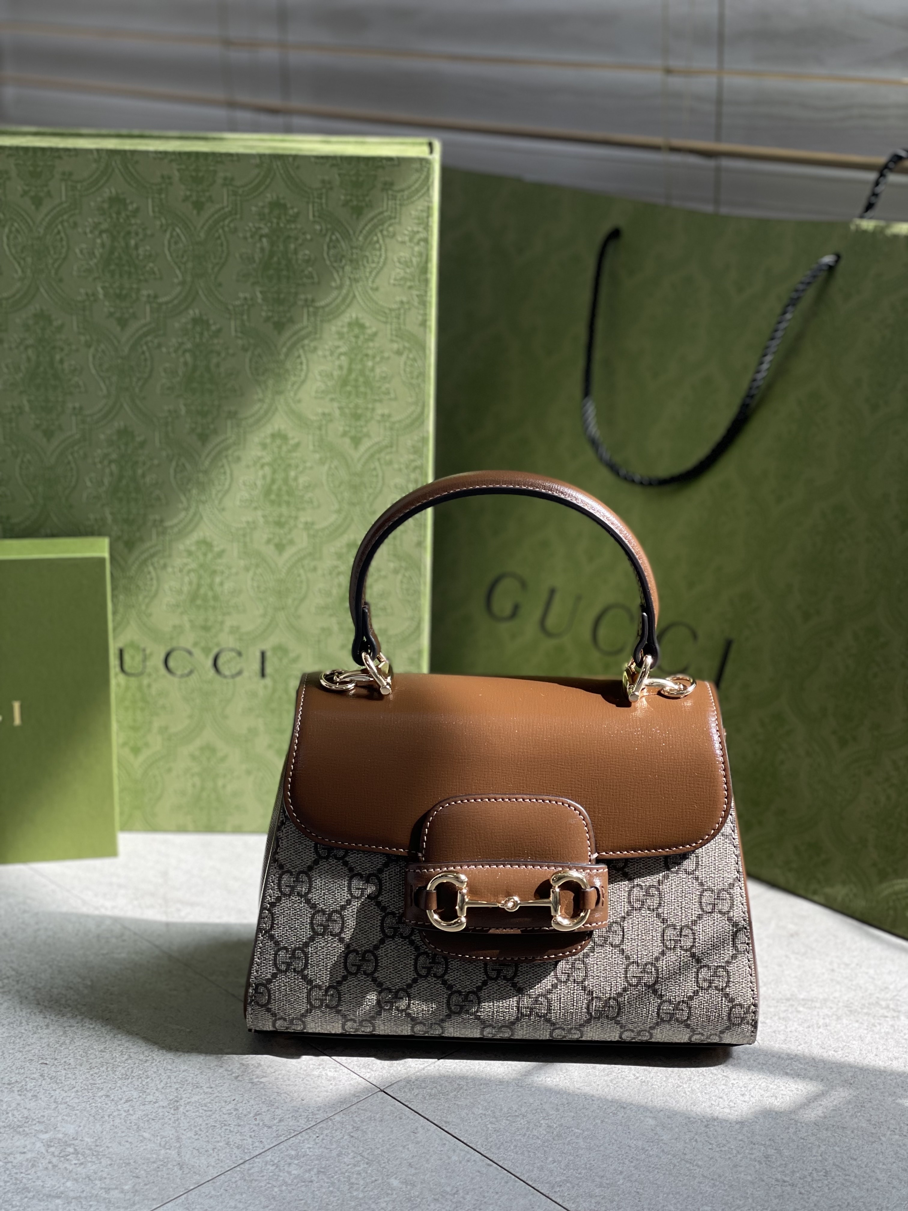 Gucci Horsebit 1955 Top Handle Bag Brown Beige Ebony 착용 스타일 - 2