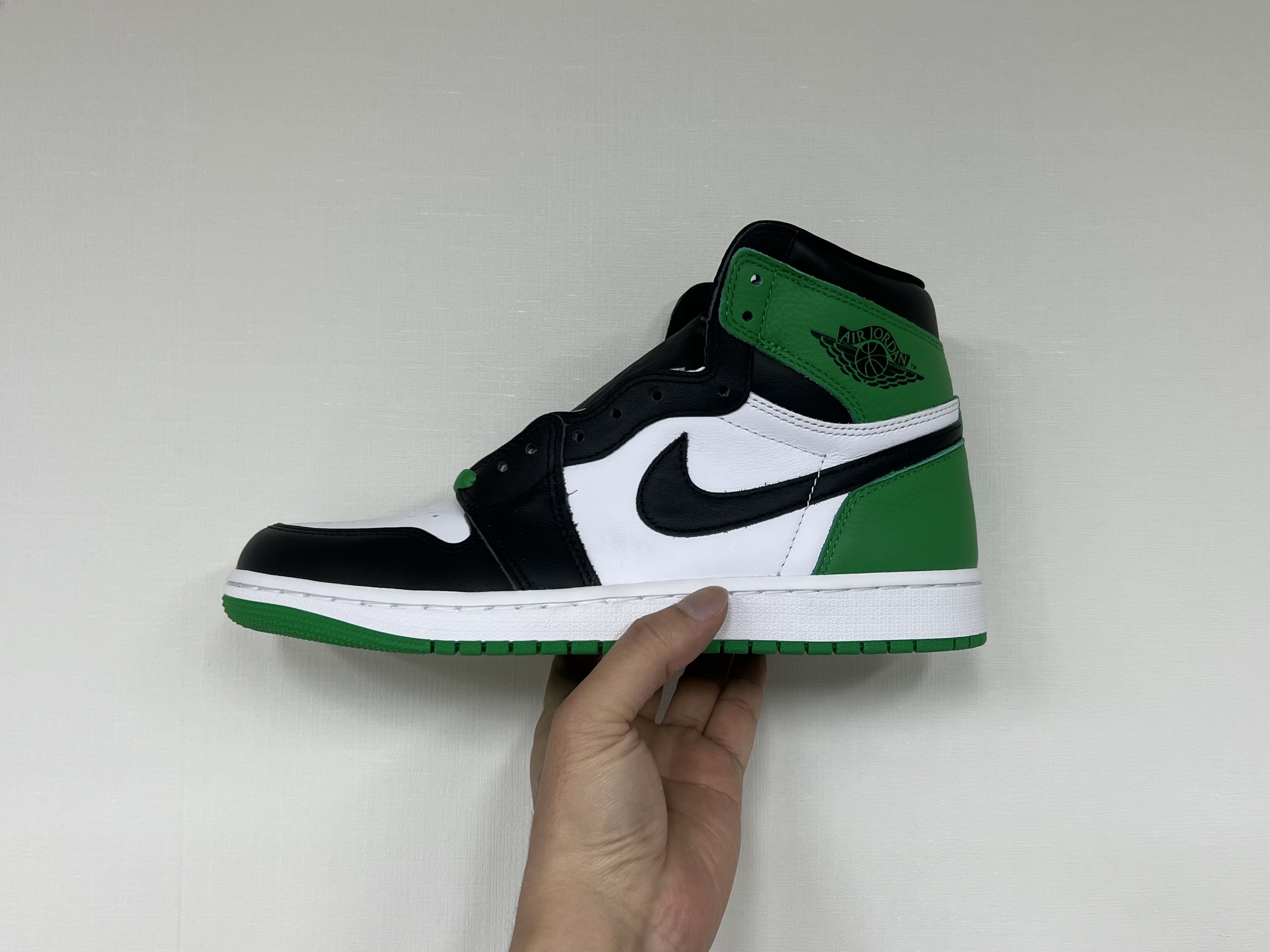 Jordan 1 Retro High OG Black and Lucky Green 착용 스타일