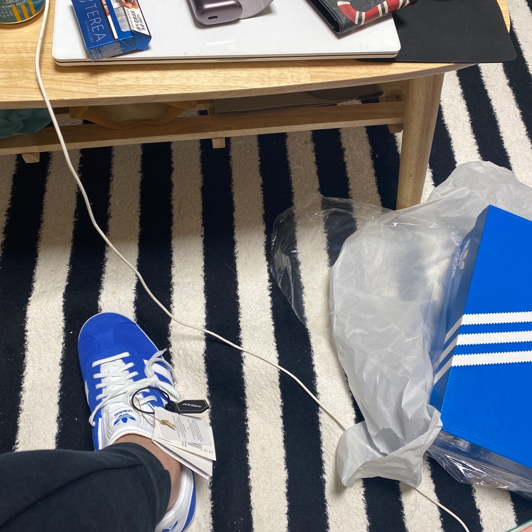 Adidas Gazelle Blue 착용 스타일 - 2