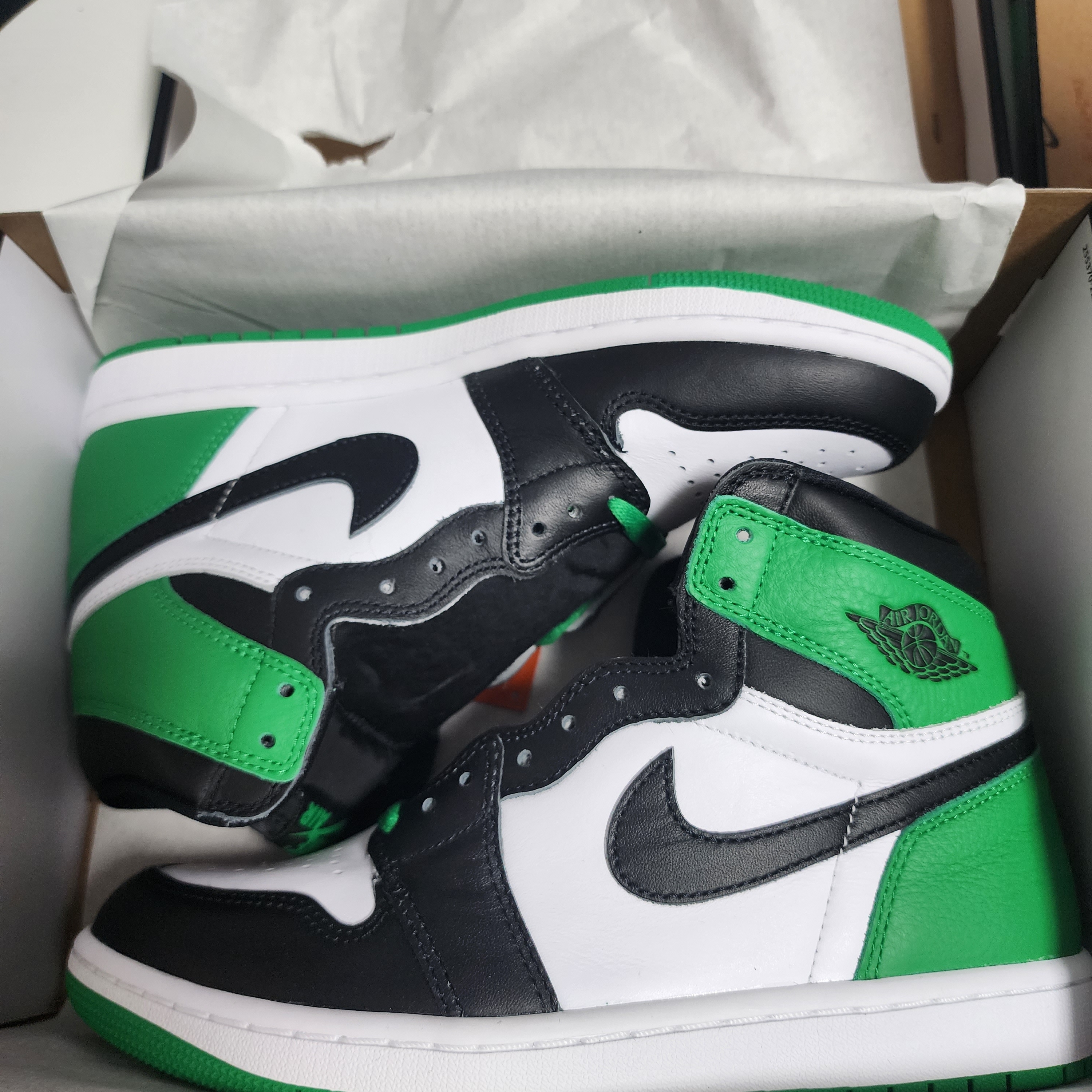 Jordan 1 Retro High OG Black and Lucky Green, (GS) Jordan 1 Retro High OG Black and Lucky Green 착용 스타일 - 2