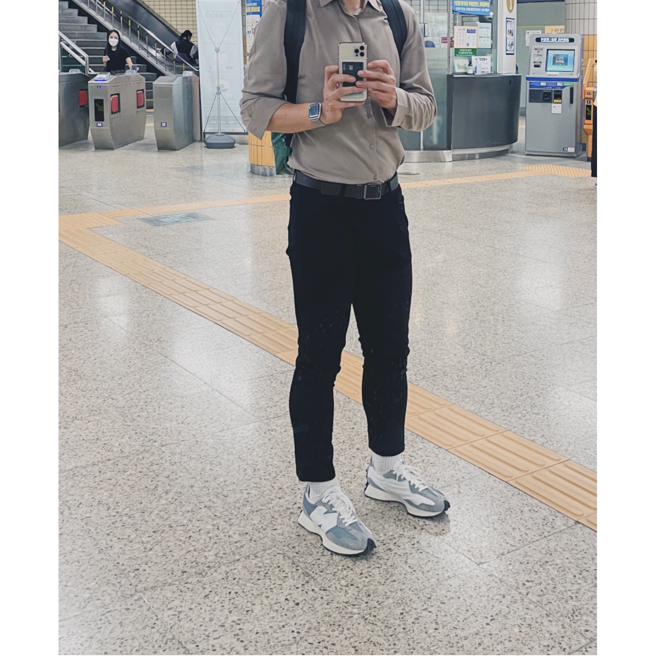 New Balance 327 Grey 착용 스타일 - 3
