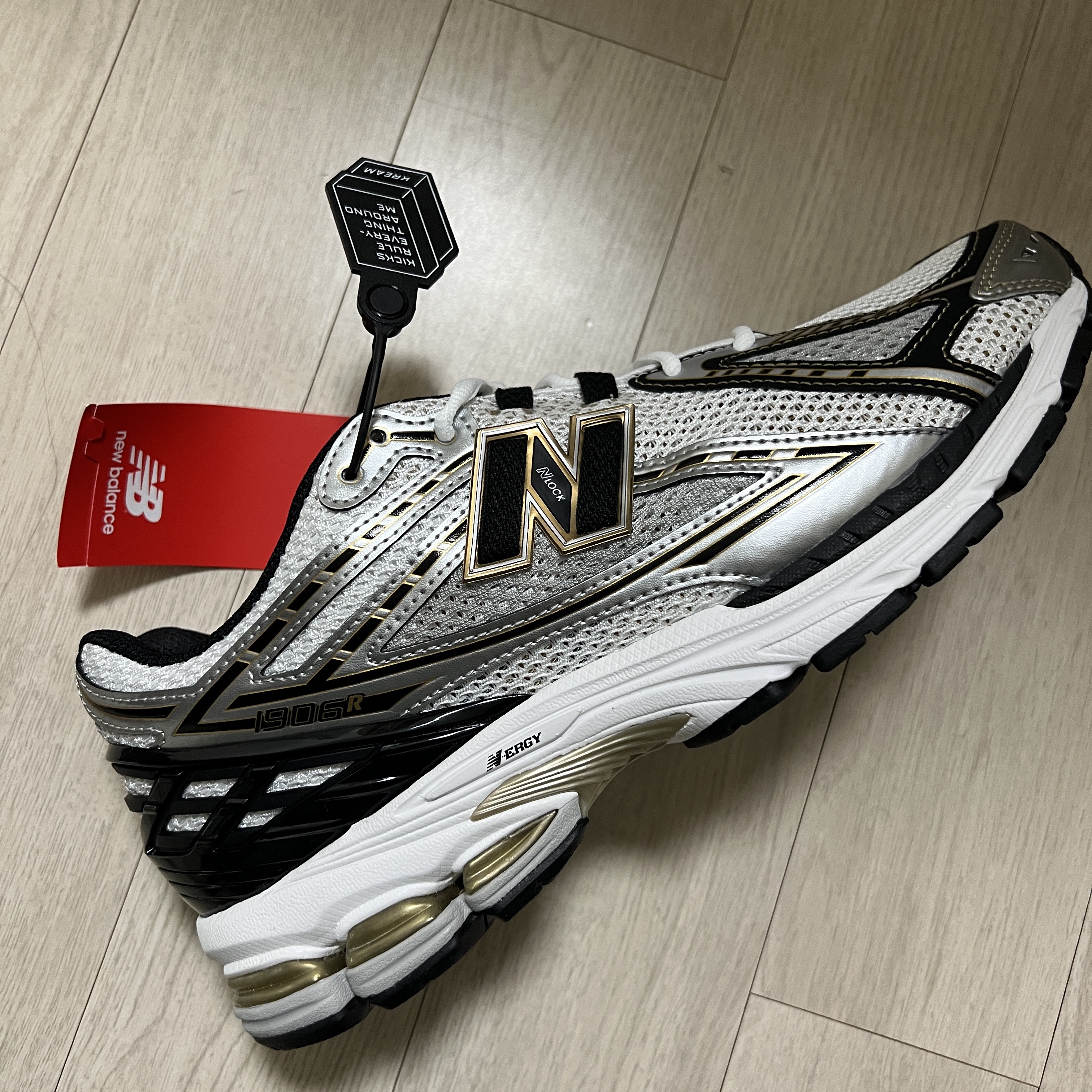 New Balance 1906R White Gold 착용 스타일