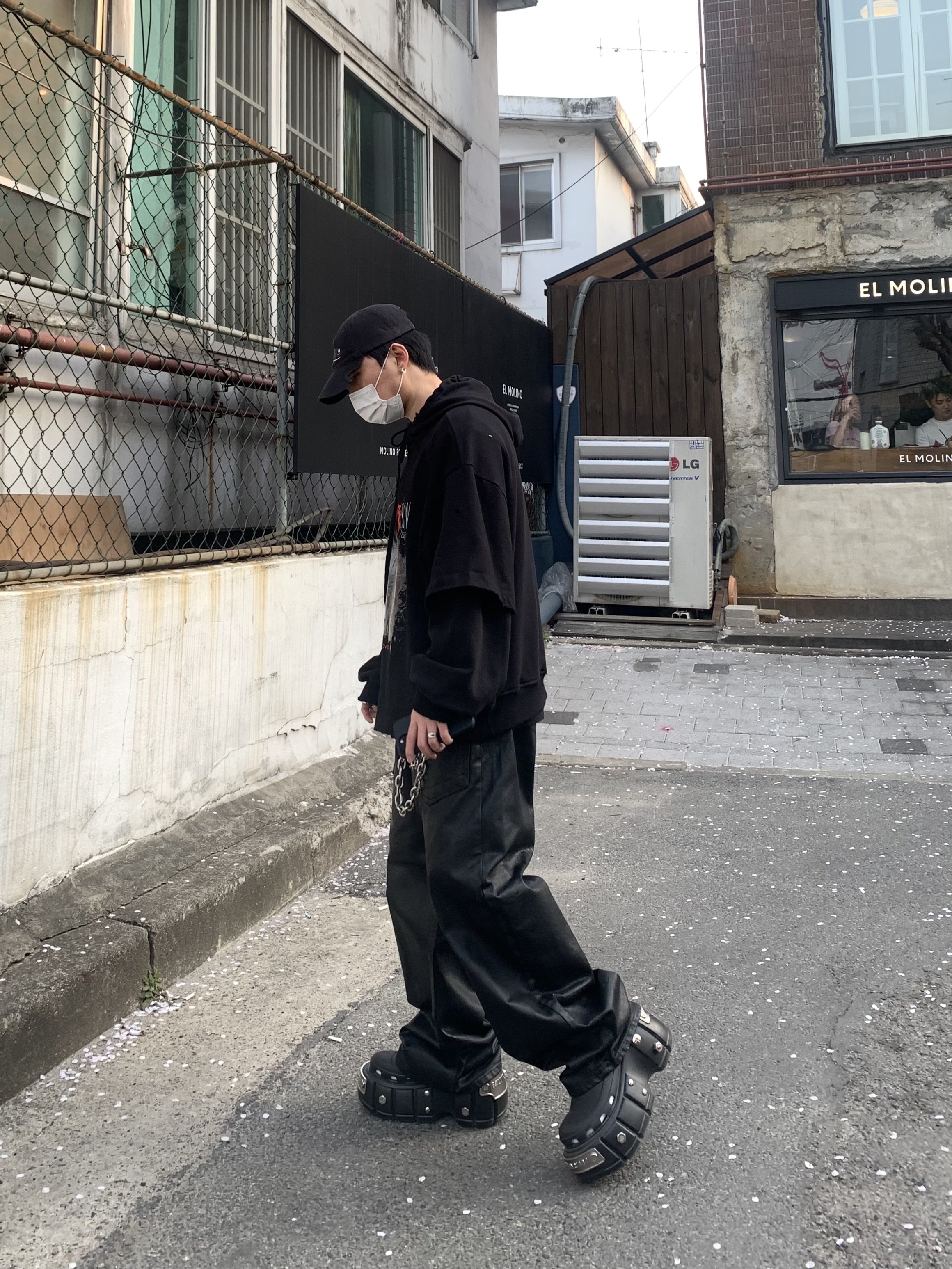 Balenciaga x Crocs Hardcrocs Slide Black, Project G/R Coated Backward Denim Pants Black 착용 스타일 - 2