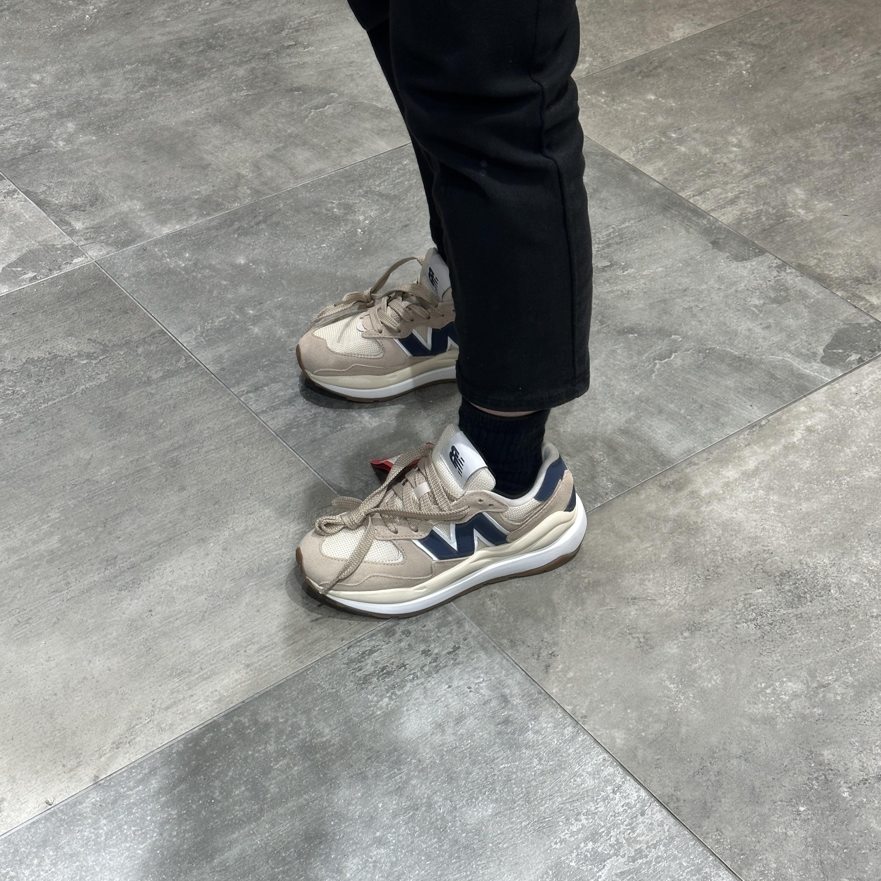 New Balance 5740 Brown Navy 착용 스타일 - 2