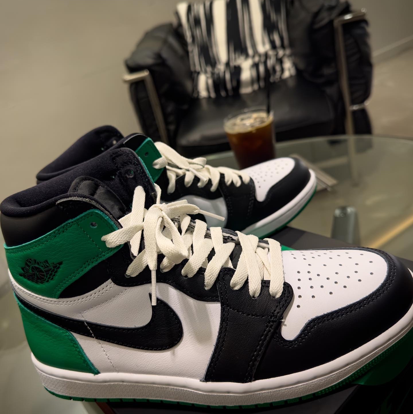 Jordan 1 Retro High OG Black and Lucky Green 착용 스타일 - 3