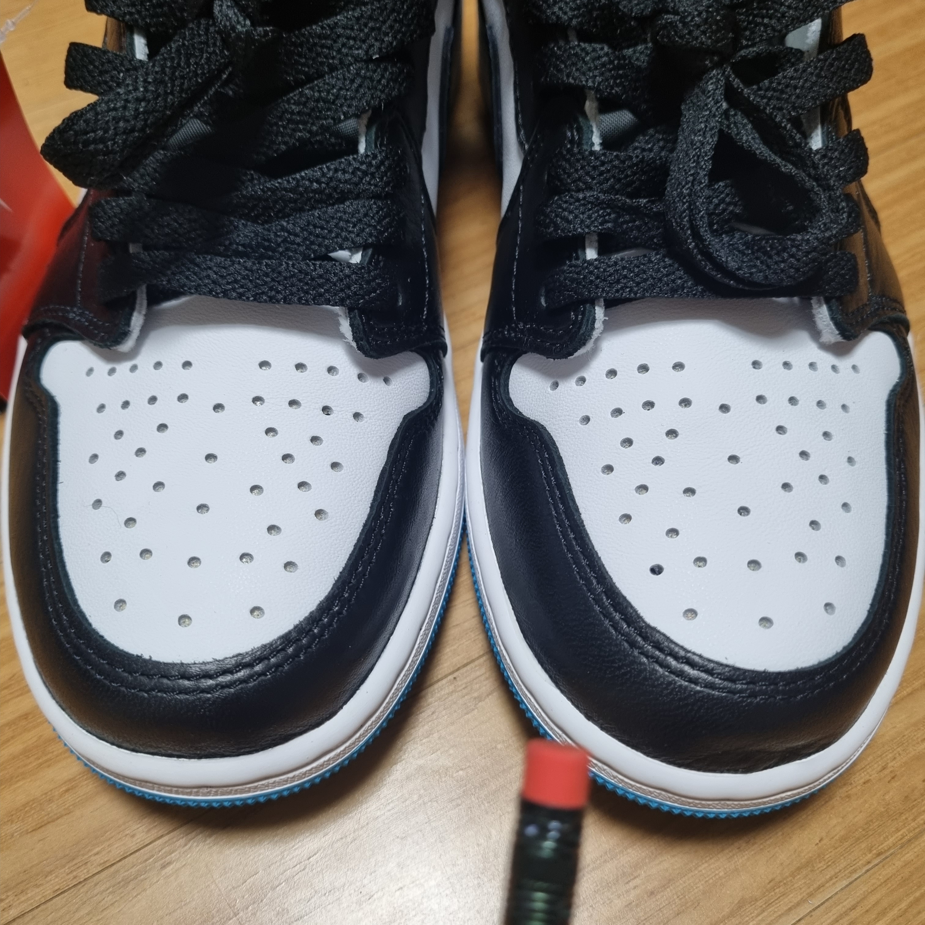 Jordan 1 Retro Low OG Black and Dark Powder Blue 착용 스타일 - 4