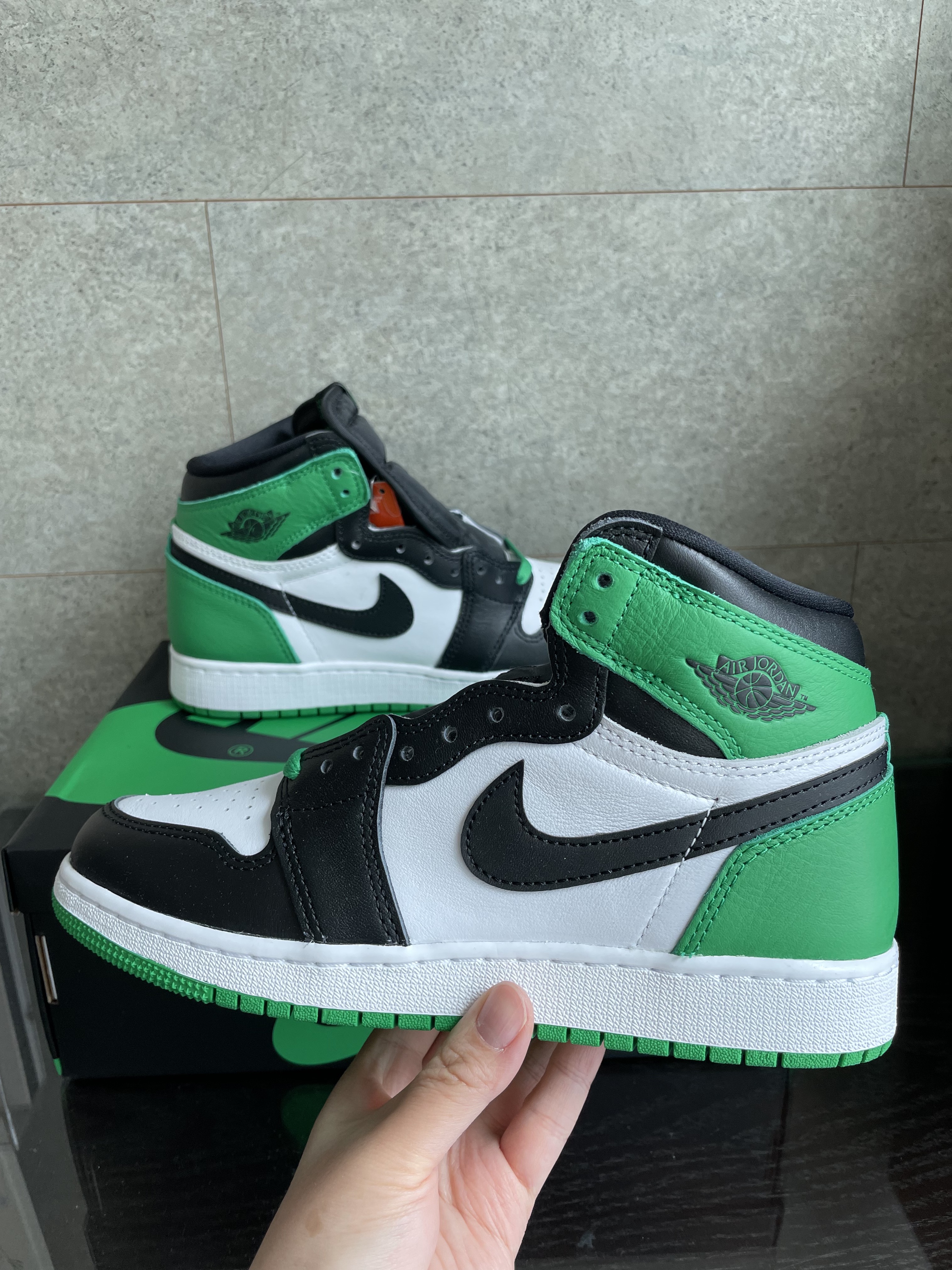 Jordan 1 Retro High OG Black and Lucky Green, (GS) Jordan 1 Retro High OG Black and Lucky Green 착용 스타일 - 1