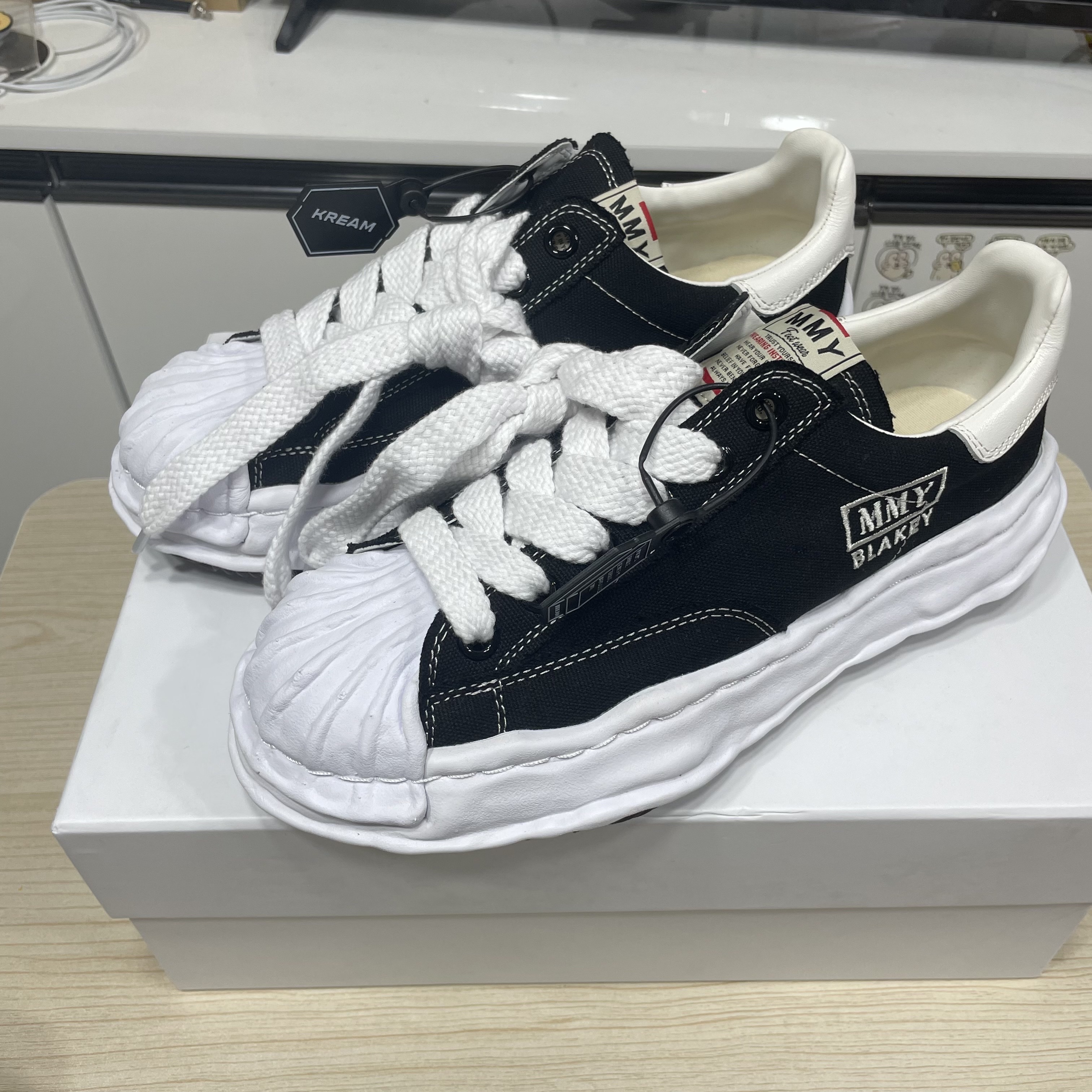 Maison Mihara Yasuhiro Blakey OG Sole Canvas Low-top Sneakers Black White 착용 스타일