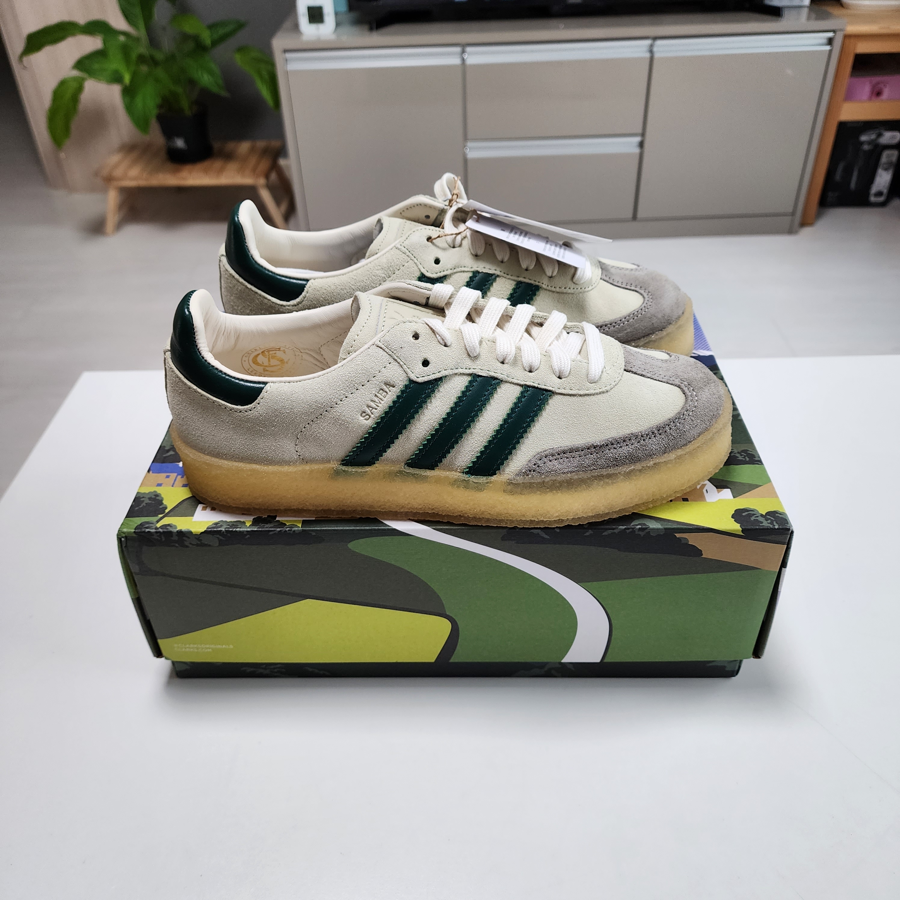 Adidas x Clarks x Ronnie Fieg 8th Street Samba Chalk White Green 착용 스타일 - 1