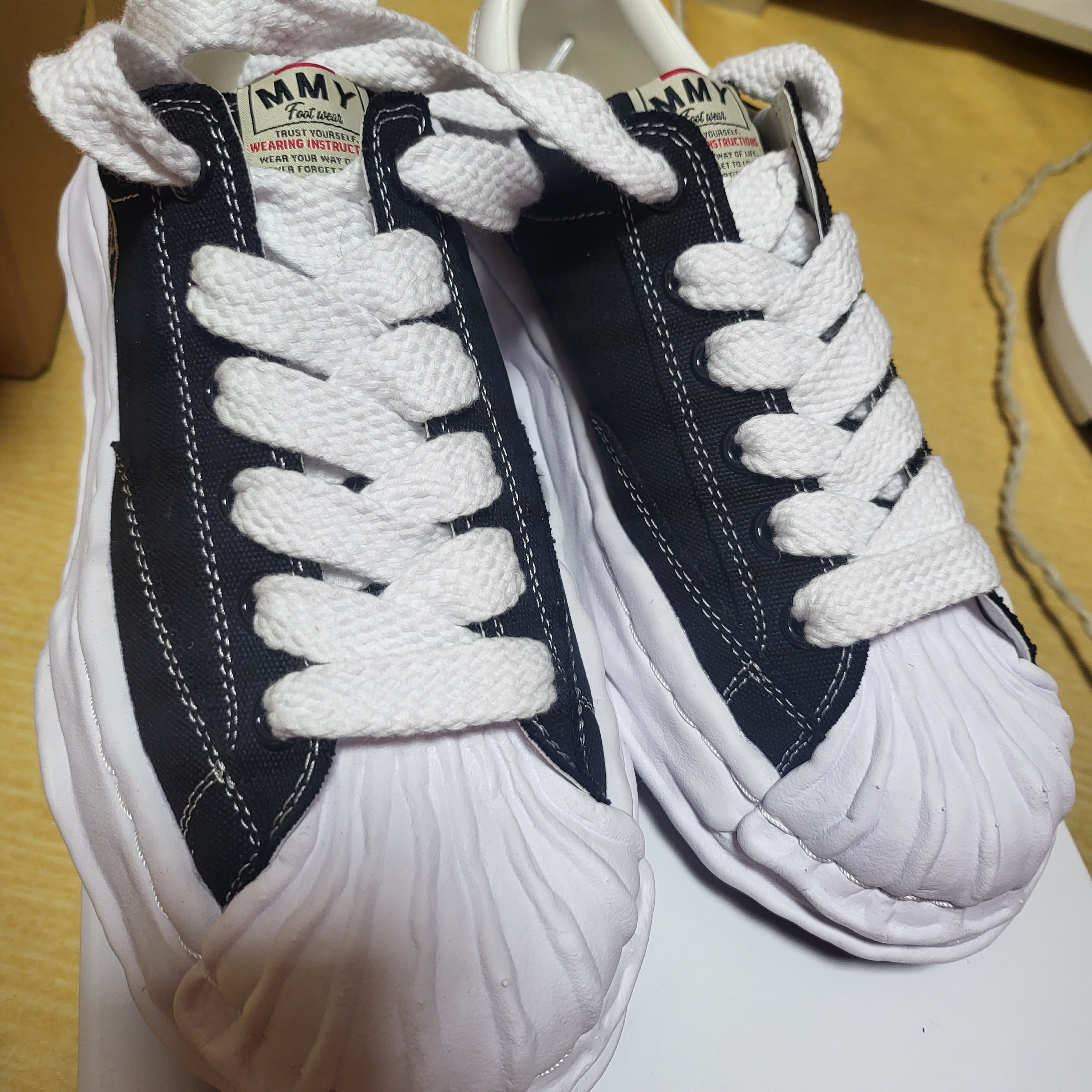 Maison Mihara Yasuhiro Blakey OG Sole Canvas Low-top Sneakers Black White 착용 스타일