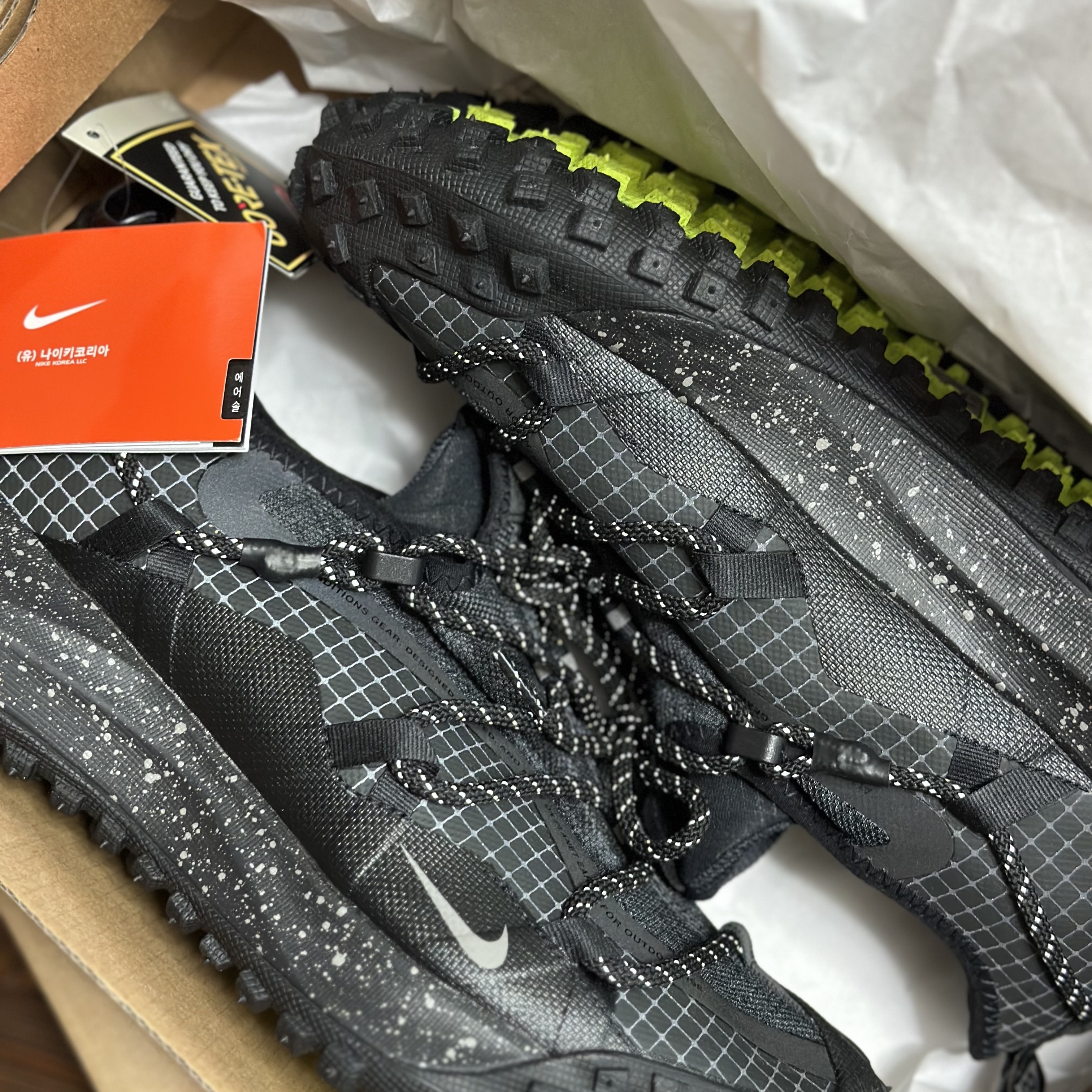 Nike ACG Mountain Fly Low Gore-Tex SE Dark Smoke Grey 착용 스타일 - 2