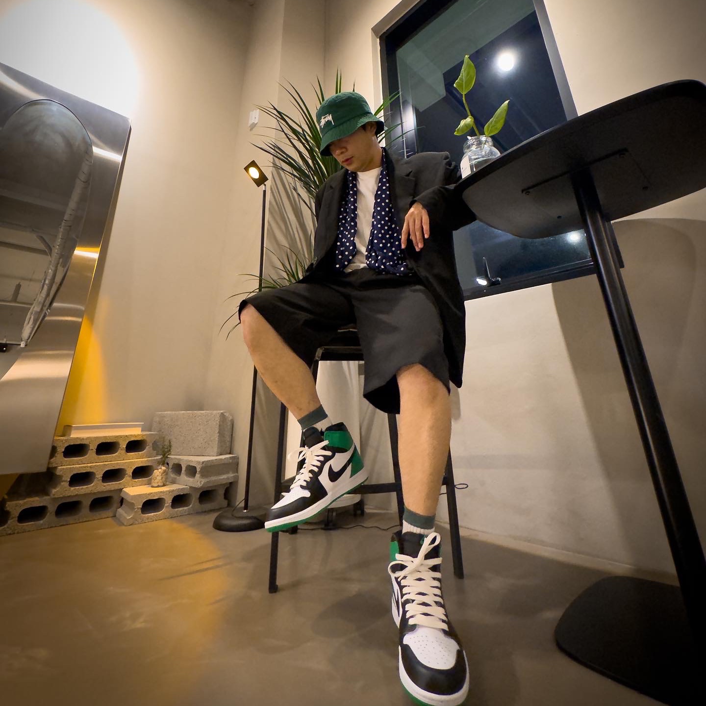Jordan 1 Retro High OG Black and Lucky Green 착용 스타일 - 1