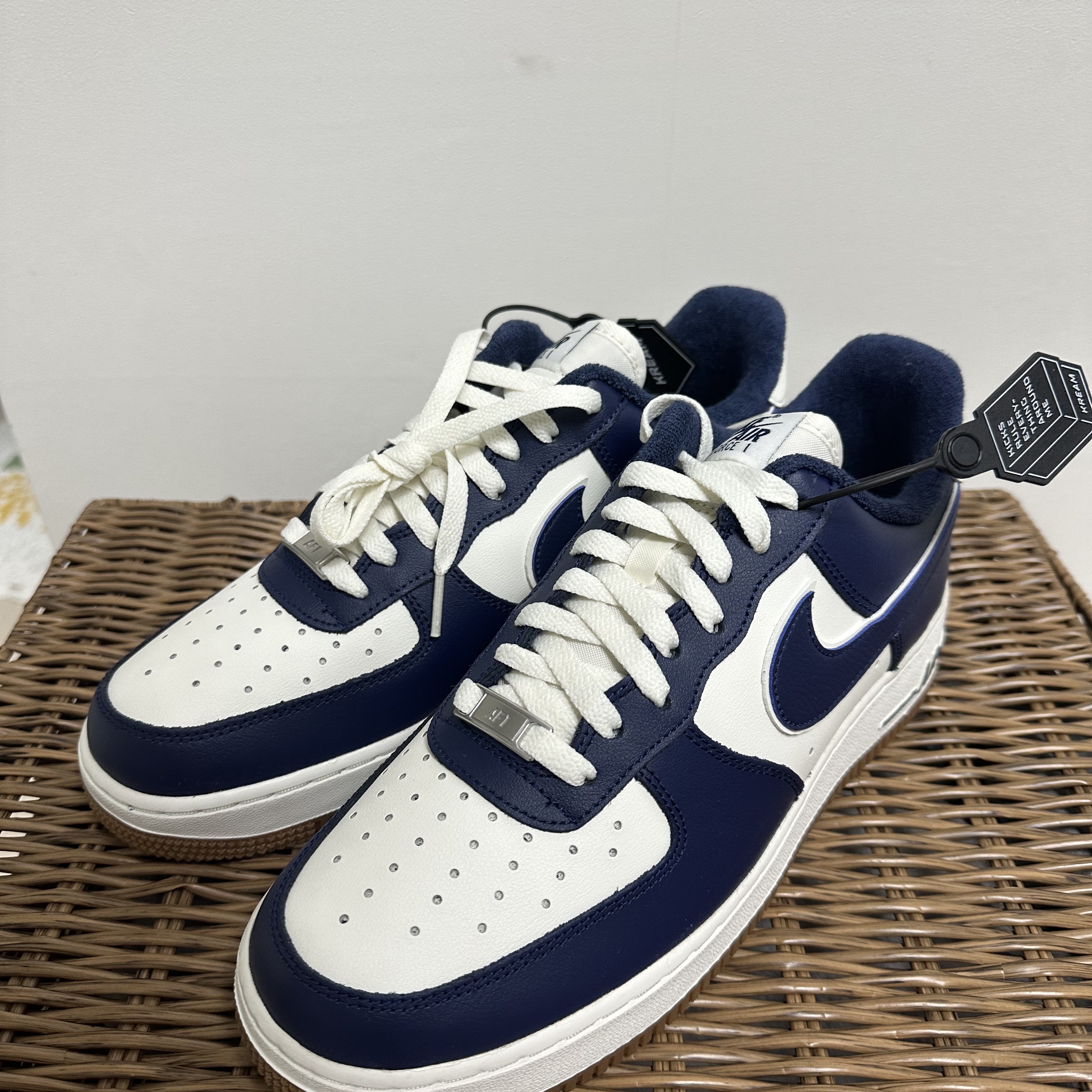 Nike Air Force 1 '07 LV8 Midnight Navy 착용 스타일