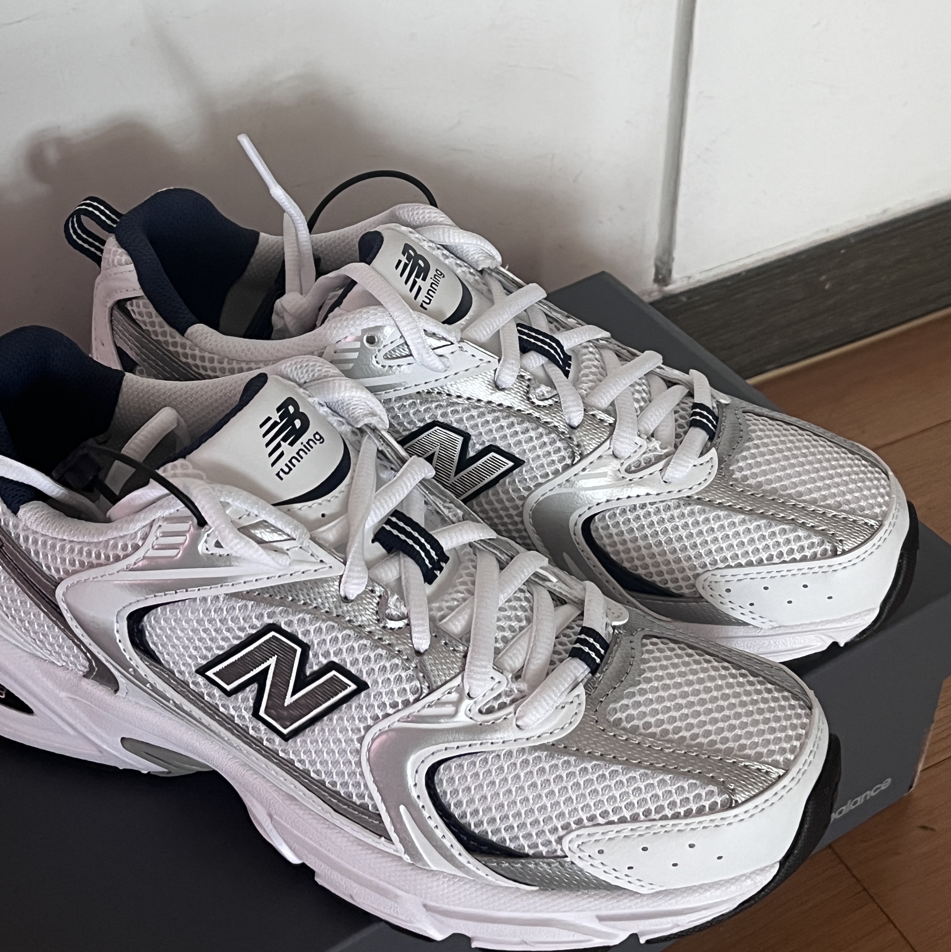 New Balance 530 White 착용 스타일 - 1