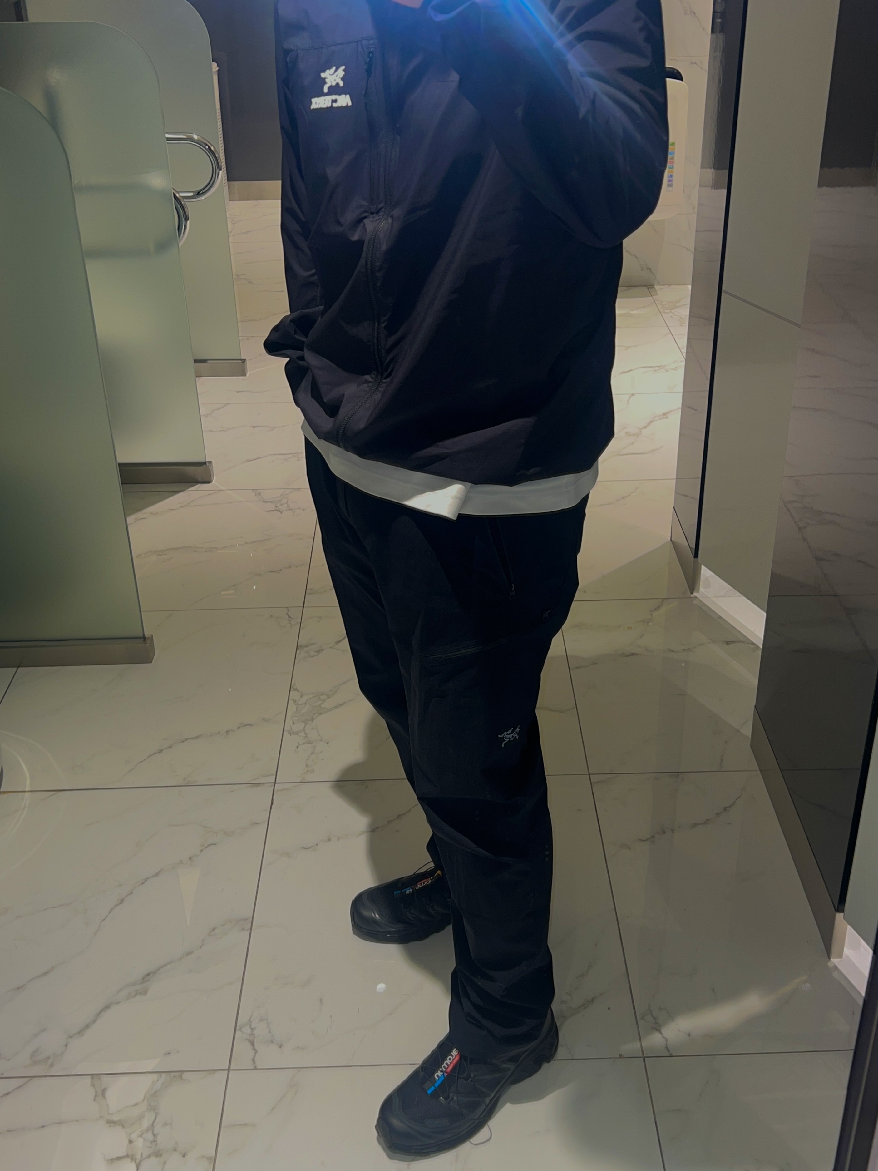 Arc'teryx Squamish Hoody Black, Arc'teryx Gamma Quick Dry Pants Black 착용 스타일