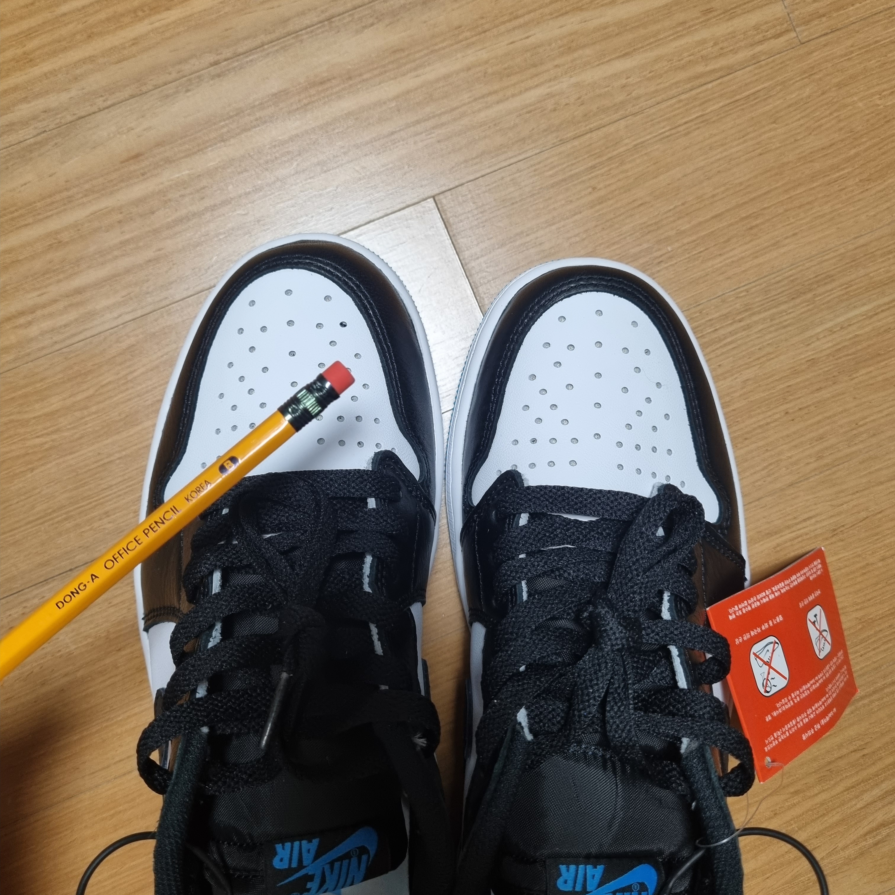 Jordan 1 Retro Low OG Black and Dark Powder Blue 착용 스타일 - 3