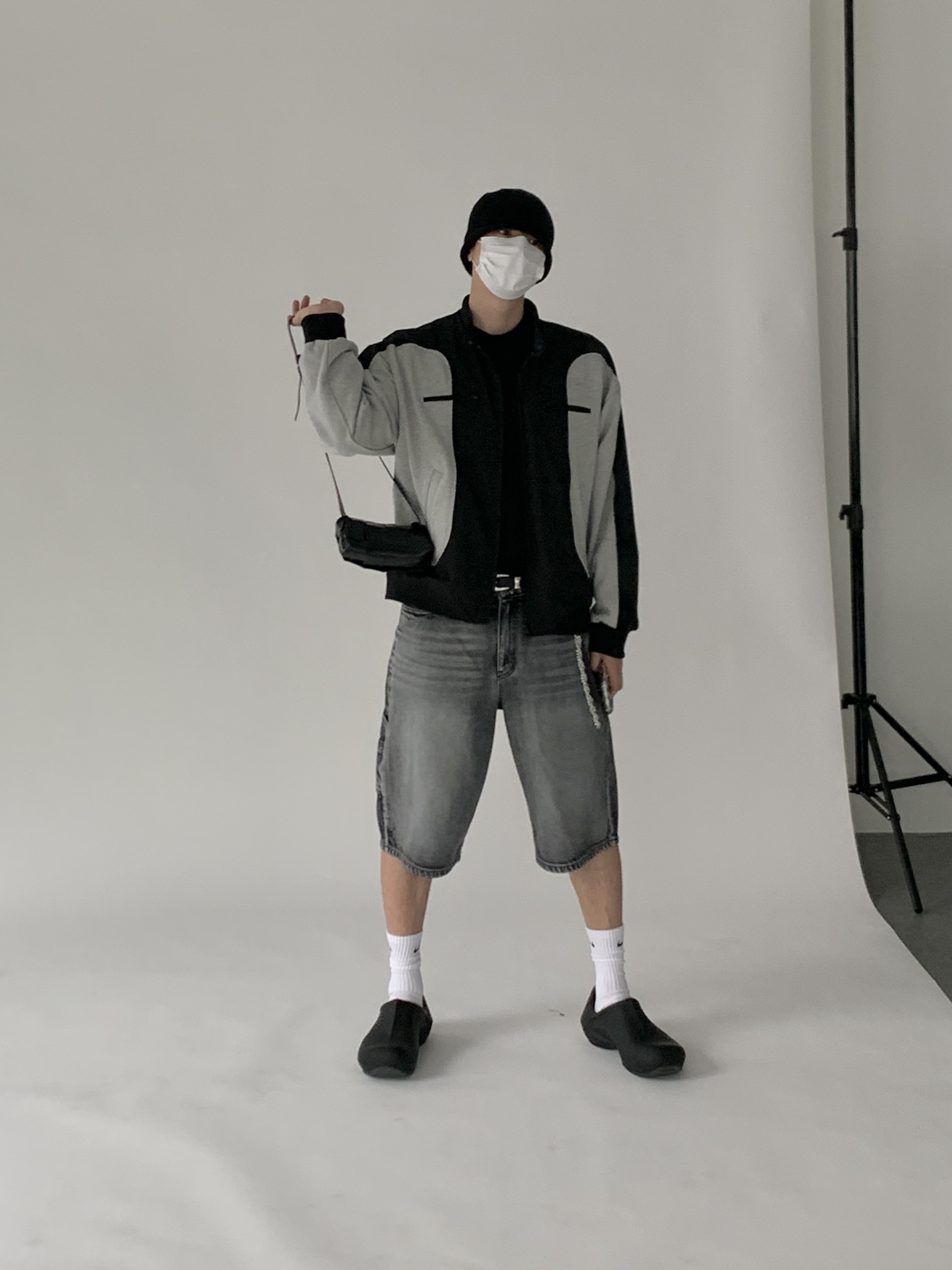 Bottega Veneta Mini Calfskin Leather Belt Cassette Black, Apple iPhone 14 Pro 512GB Silver (Korean Ver.) 착용 스타일 - 4