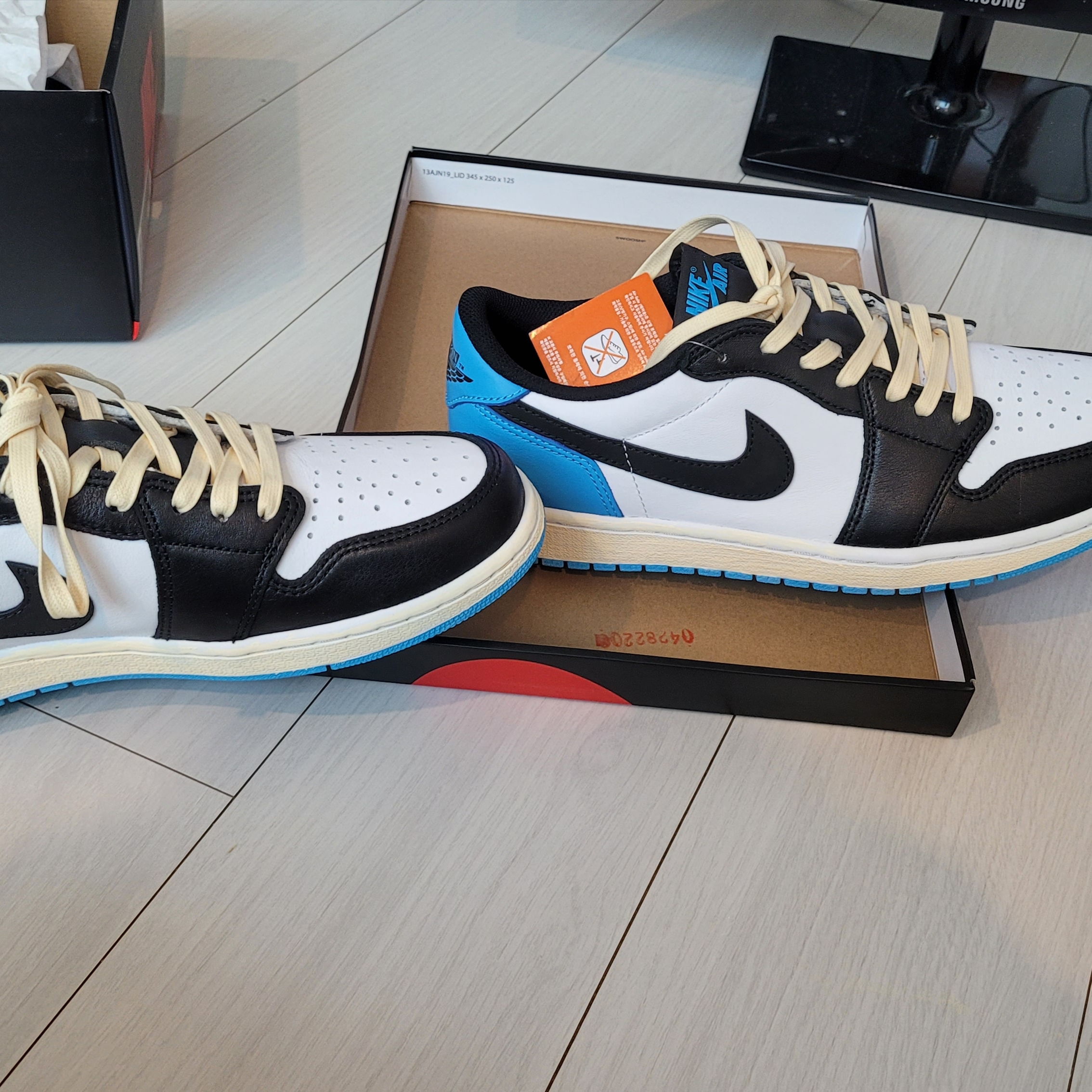 Jordan 1 Retro Low OG Black and Dark Powder Blue 착용 스타일 - 1