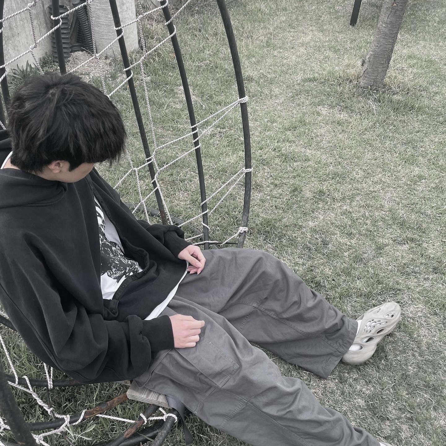 Nonnod x Shinsegae BAYC #8446 2-Piece Cropped Hoodie Washed Black, Adidas Yeezy Foam RNNR Stone Sage 착용 스타일 - 1