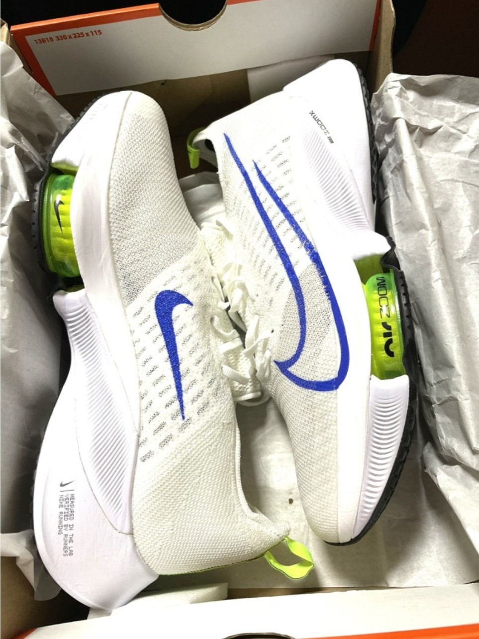 Nike Air Zoom Tempo Next% Flyknit White Racer Blue Volt 착용 스타일 - 3