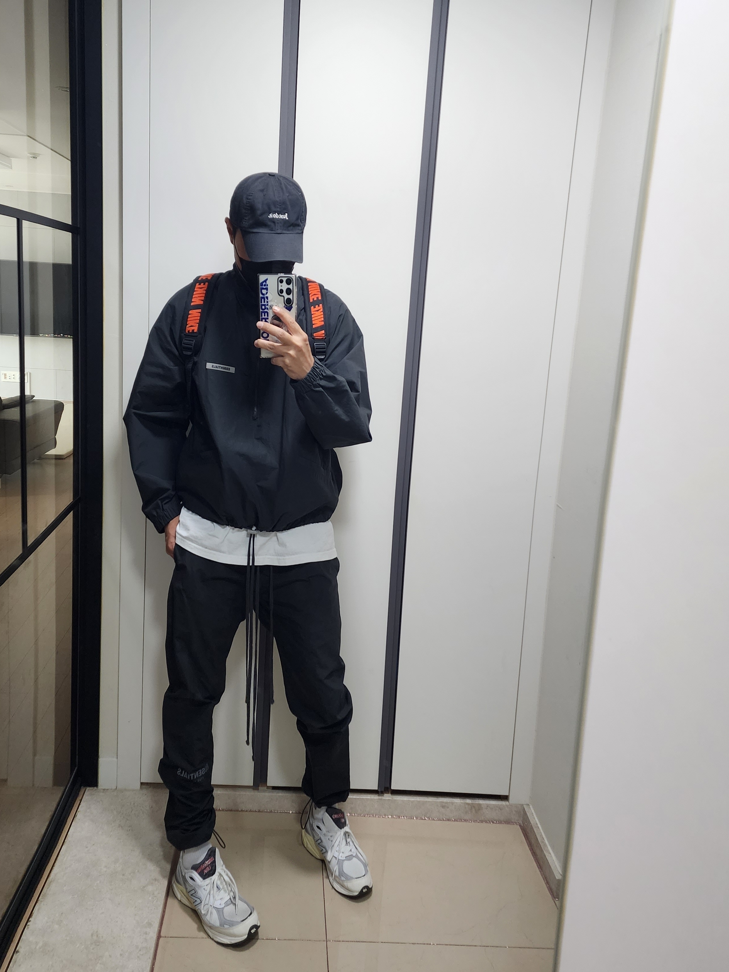 Essentials Track Jacket Black - 20FW, Essentials Track Pants Black - 20FW 착용 스타일 - 2
